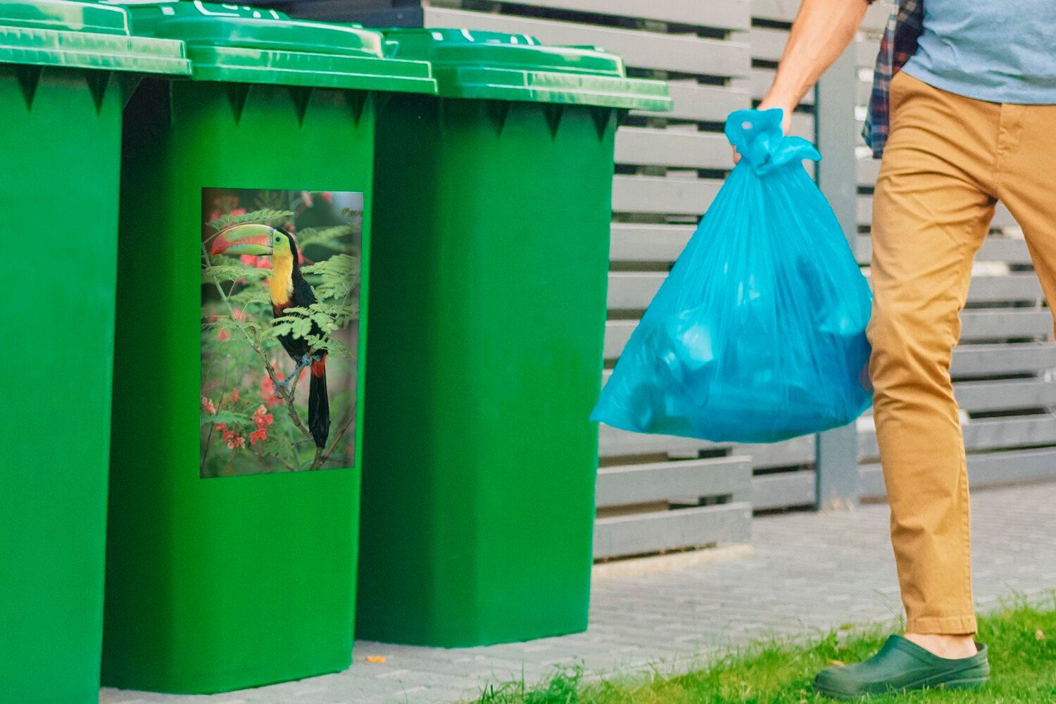 MuchoWow Mülltonne, inmitten roten Blätter Container, der Abfalbehälter Wandsticker Ein Mülleimer-aufkleber, Sticker, St), Schwefelschnabelkuckuck (1