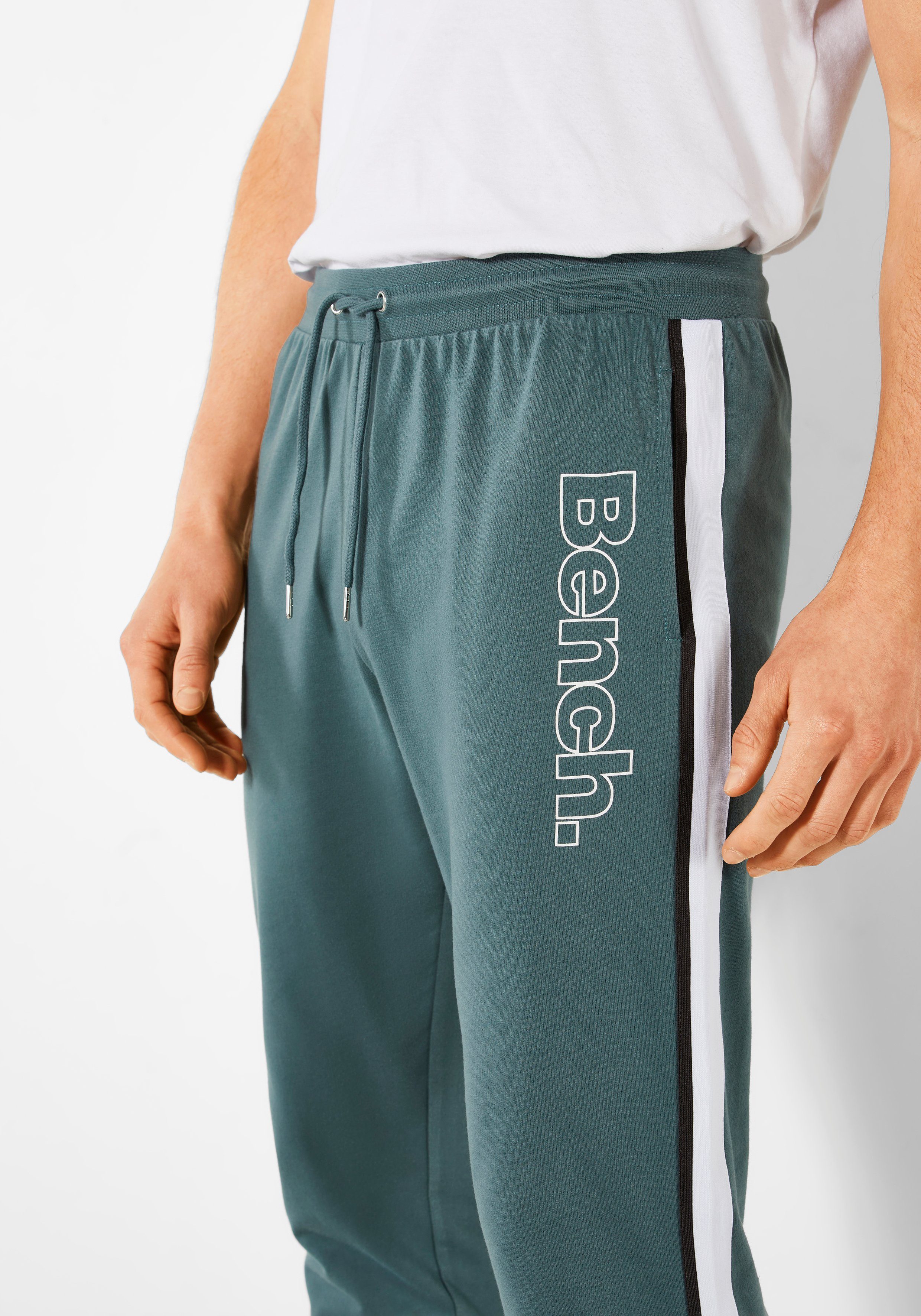 Bench. Loungewear Sweathose mit aufgesetzten Streifen an der Seite und Logodruck