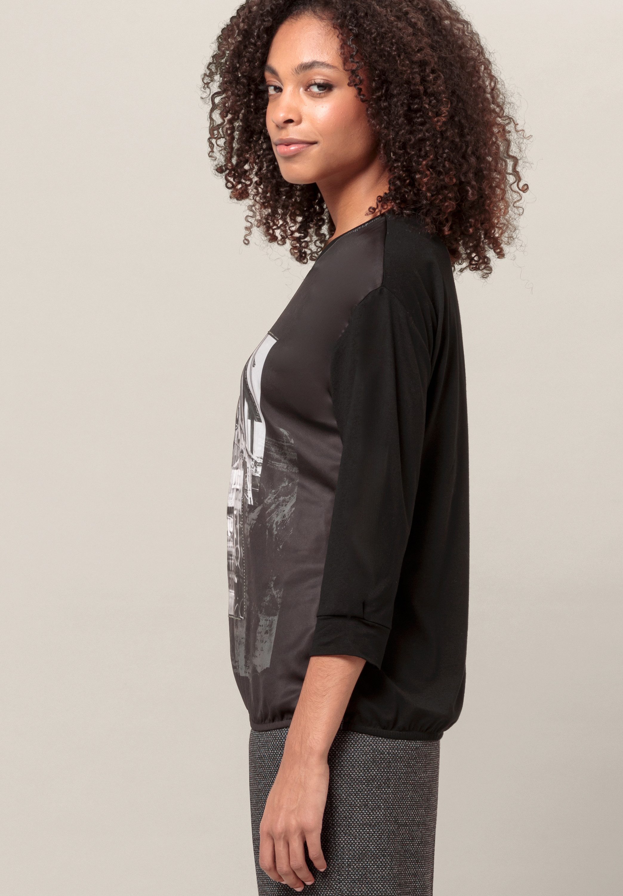 bianca Blusenshirt KAREEN mit Frontmotiv und dezenten Strasssteinchen