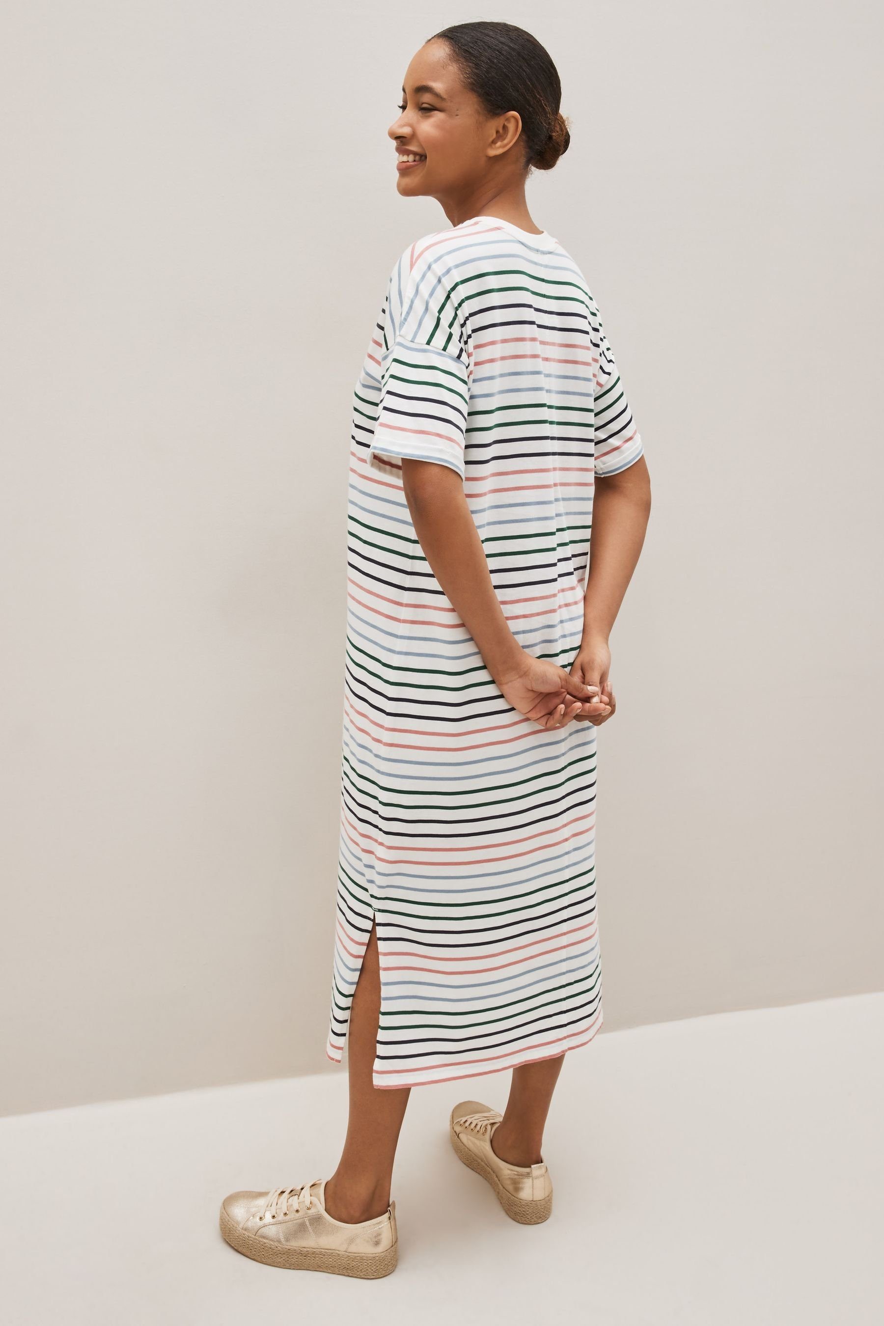 aus Baumwolle T-Shirt-Kleid 100 (1-tlg) % Next Multicoloured Gestreiftes Shirtkleid