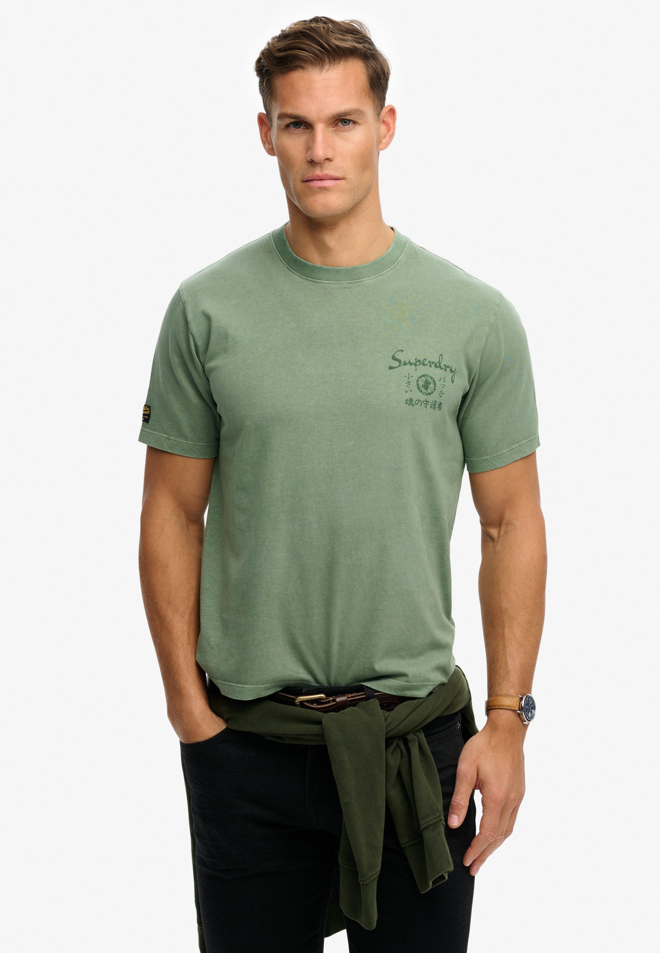 Superdry Rundhalsshirt TOKYO NARRATIVE LOOSE TEE mit coolem Tattoo-Print