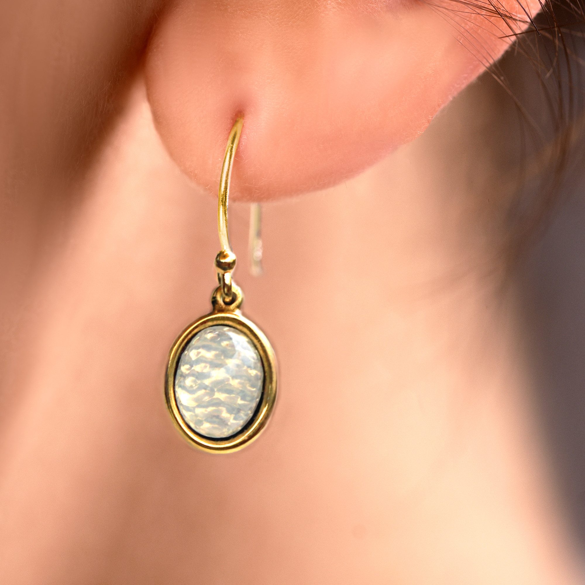 Villa Sorgenfrei Schmuckmanufaktur Paar Ohrhaken Ohrringe mit seltenen vintage Opal Steinen. 925 Silber vergoldet