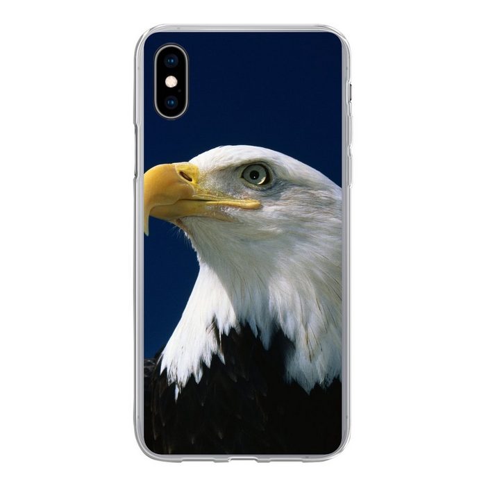 MuchoWow Handyhülle Ein Weißkopfseeadler schaut in einen blauen Himmel Handyhülle Apple iPhone Xs Max Smartphone-Bumper Print Handy