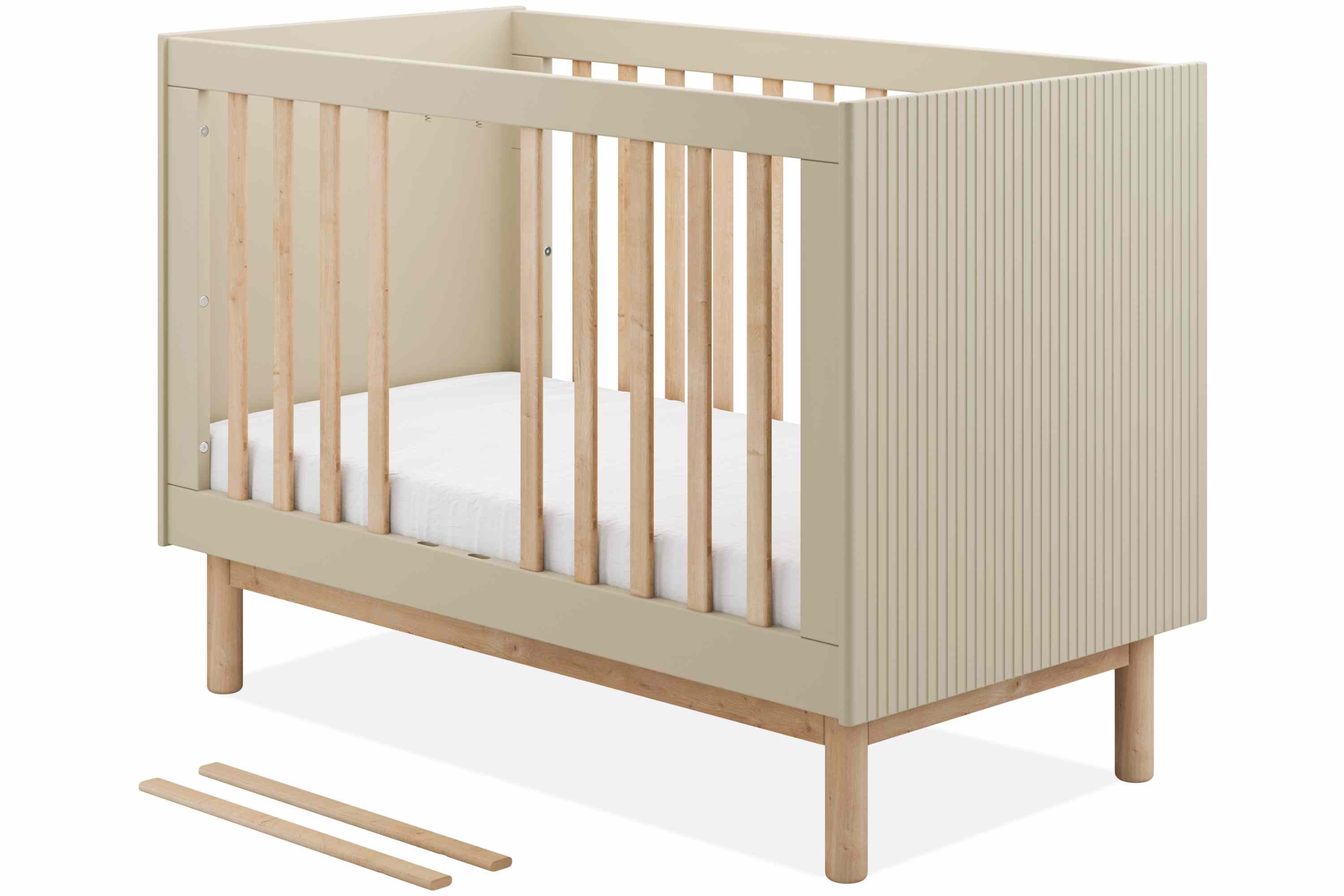 KONSIMO® Babybett LOTTI Gitterbett, Kinderbett, hergestellt in der EU, handgefertigt, geriffelte Fronten, Massivholzbeine