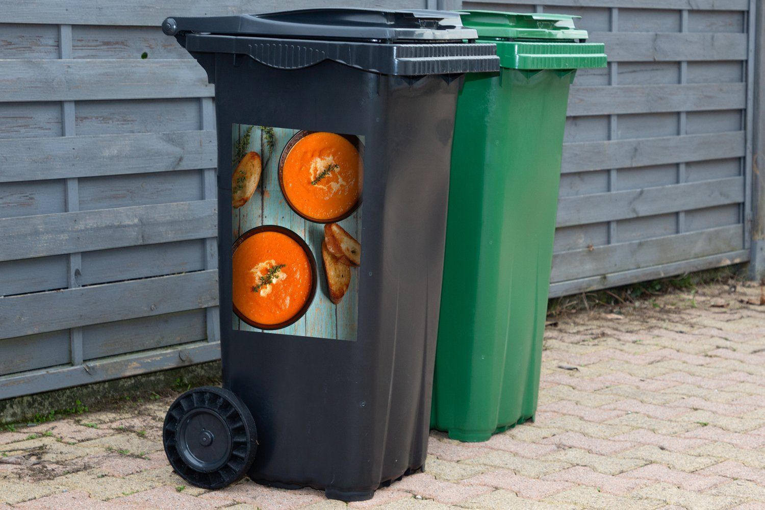 MuchoWow Wandsticker Gebratene Tomatensuppe auf einem Container, Abfalbehälter Holztisch Mülltonne, St), Sticker, Mülleimer-aufkleber, (1
