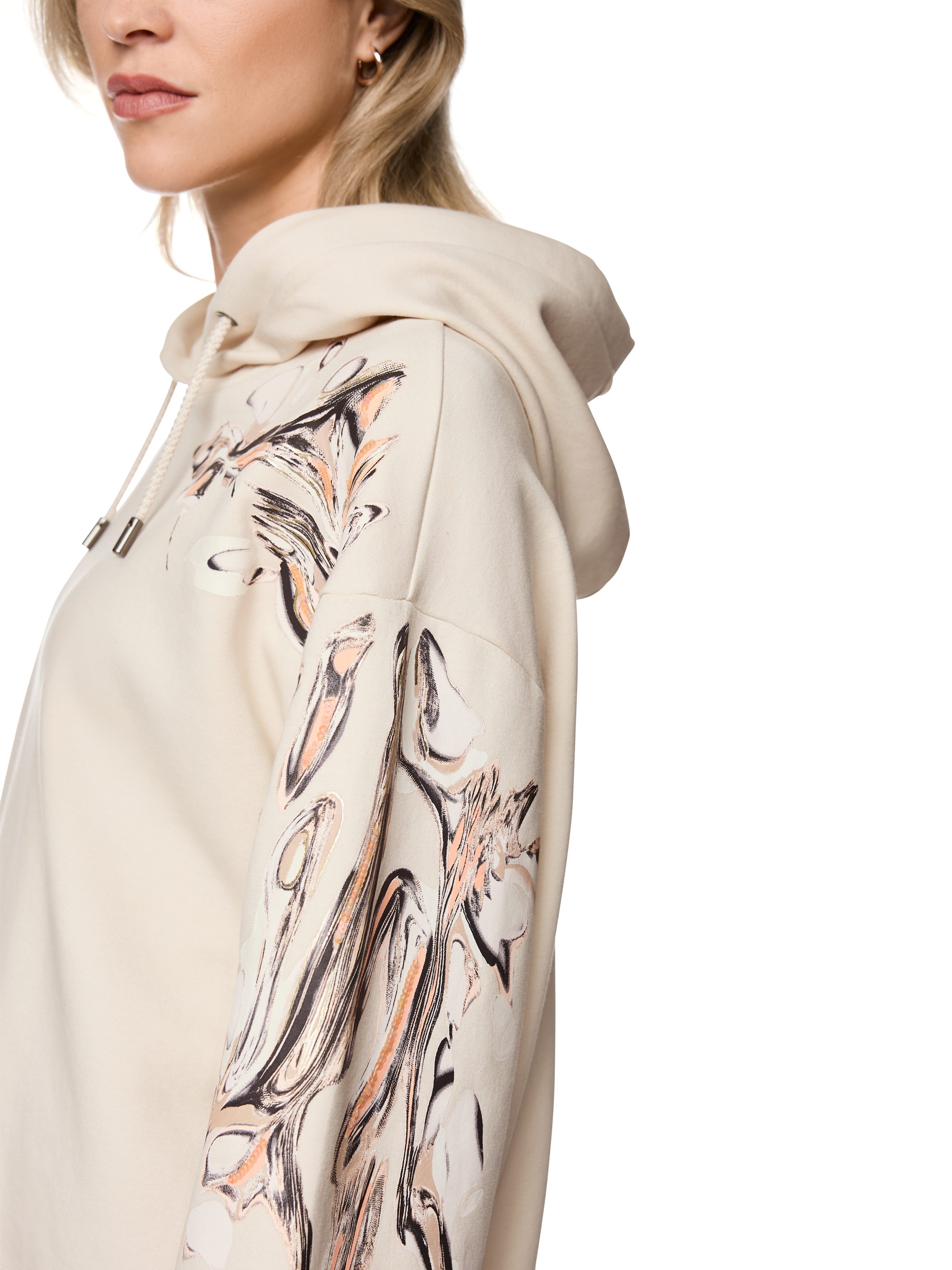 Marc Cain Kapuzensweatshirt Golden Hour Premium Damenmode oversize, modischer Print am Ärmel – Bild 4 von 5