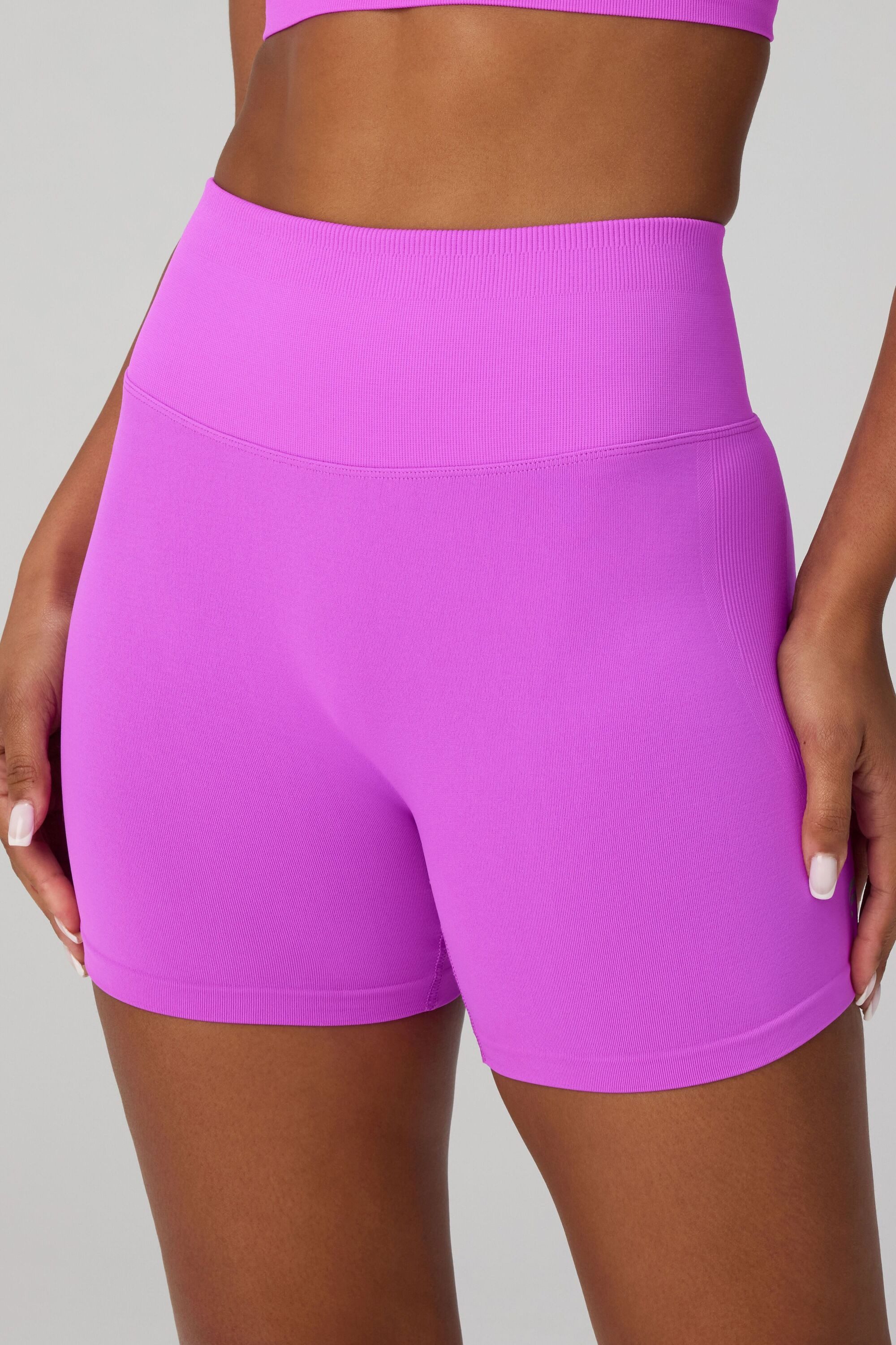 Fabletics Shorts SEAMLESS SCRUNCH SHORT 4" aus elastischem Material