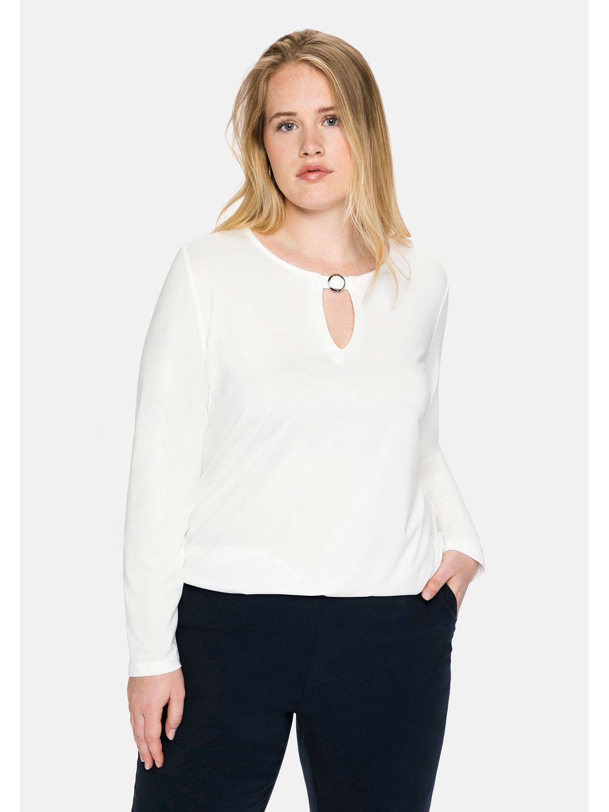 Größen Sheego und offwhite Langarmshirt Cut-out Große Zierschnalle mit