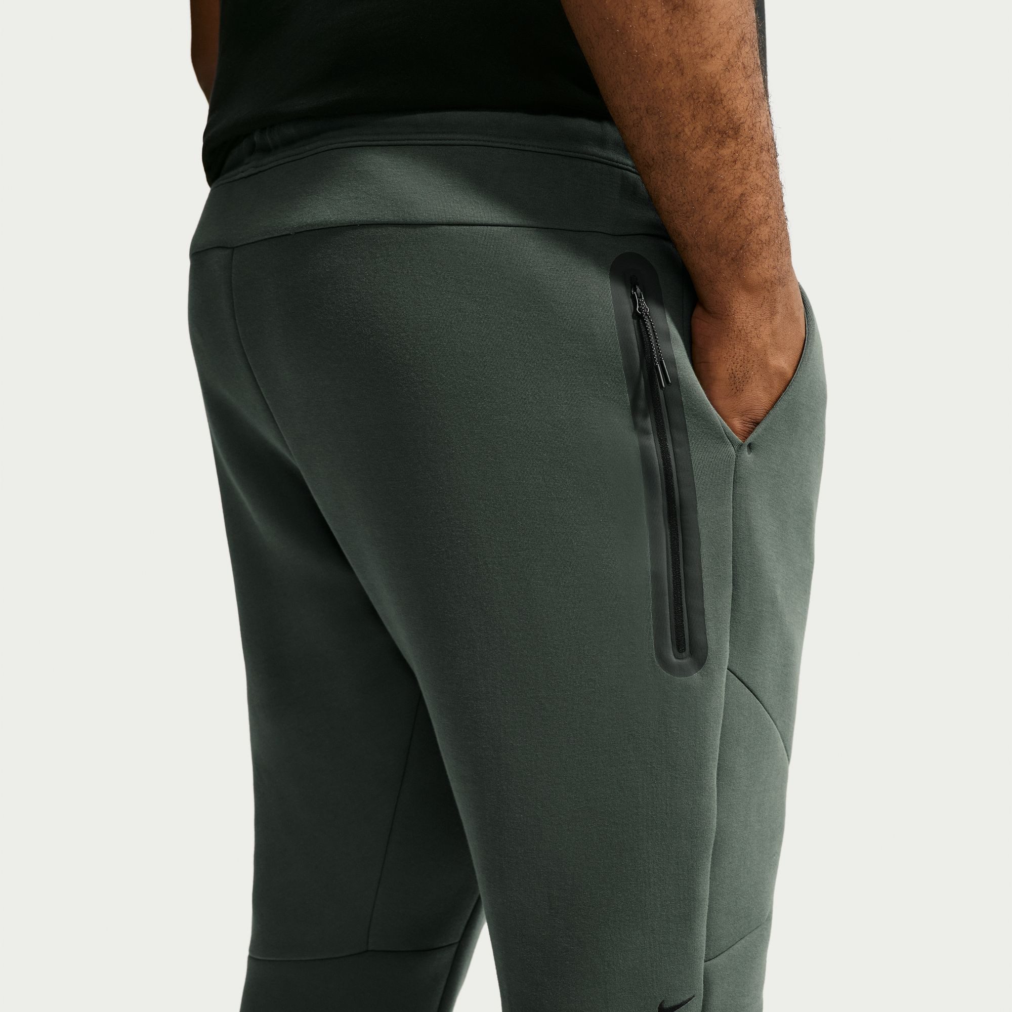 Nike Sportswear Sporthose M NK TCH FLC JGGR mit schmalem Schnitt, aus Baumwollmischung