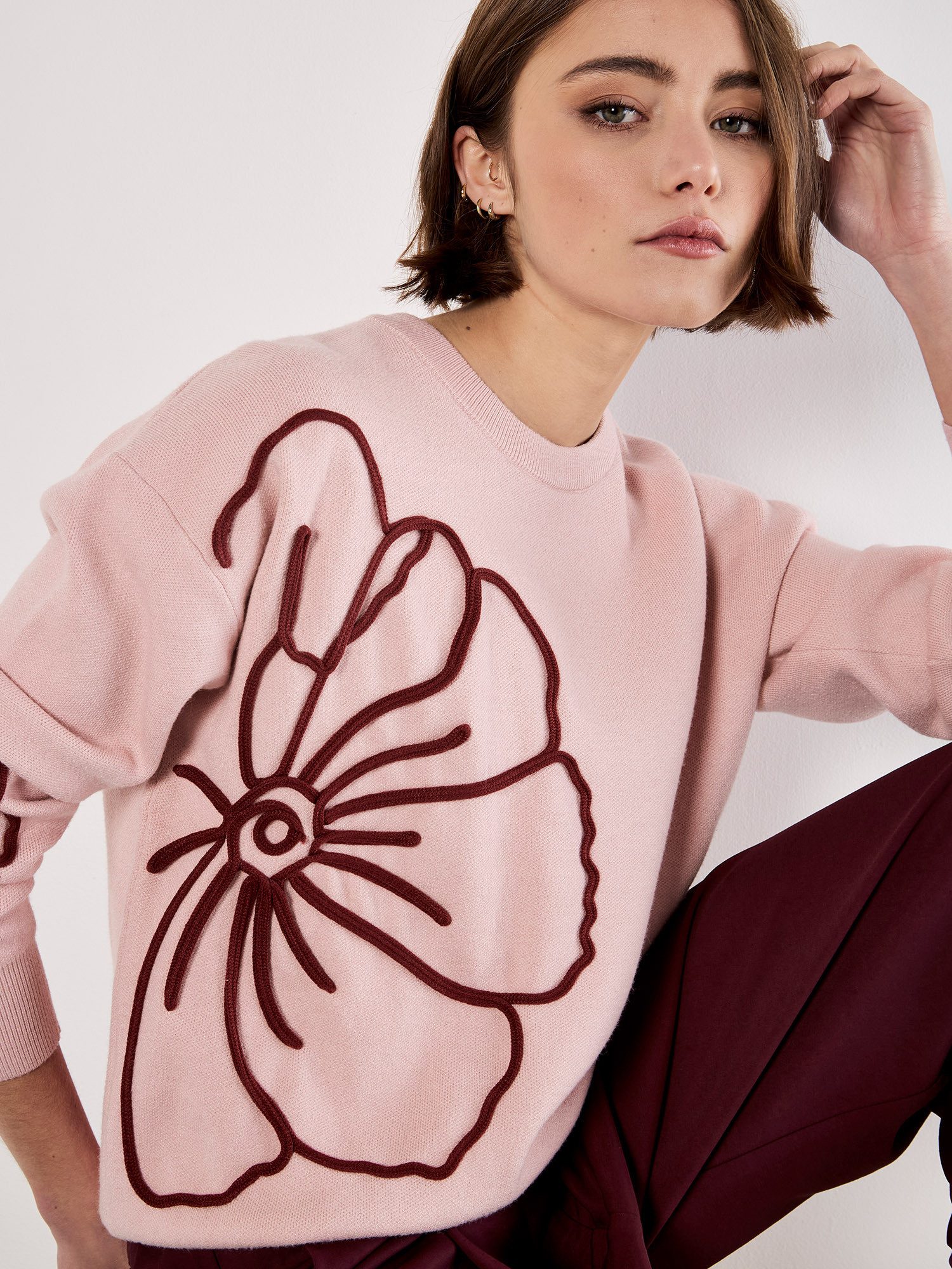 Apricot Rundhalspullover Stickerei-Pullover mit großer Blume günstig online kaufen