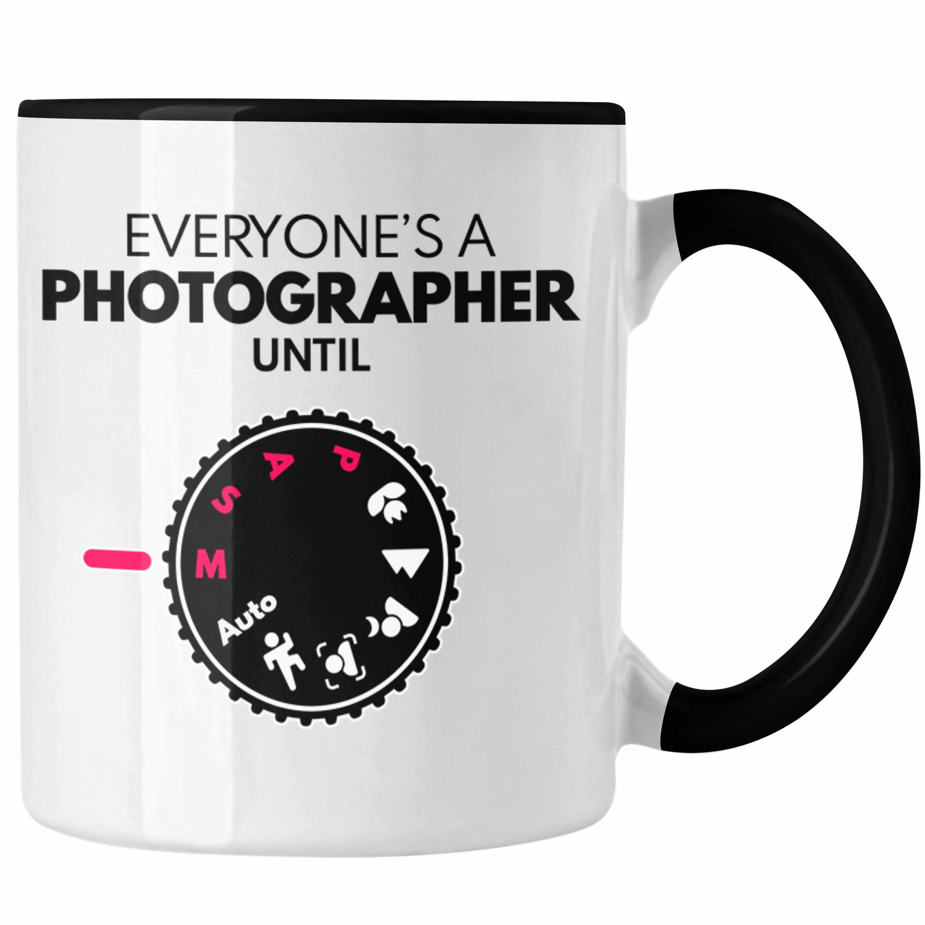 Trendation Tasse Trendation - Fotograf Fotografie Zubehör Insider Kaffeetasse Schwarz Tasse Geschenkideen Geschenk Grafik Fotografieren Lustig