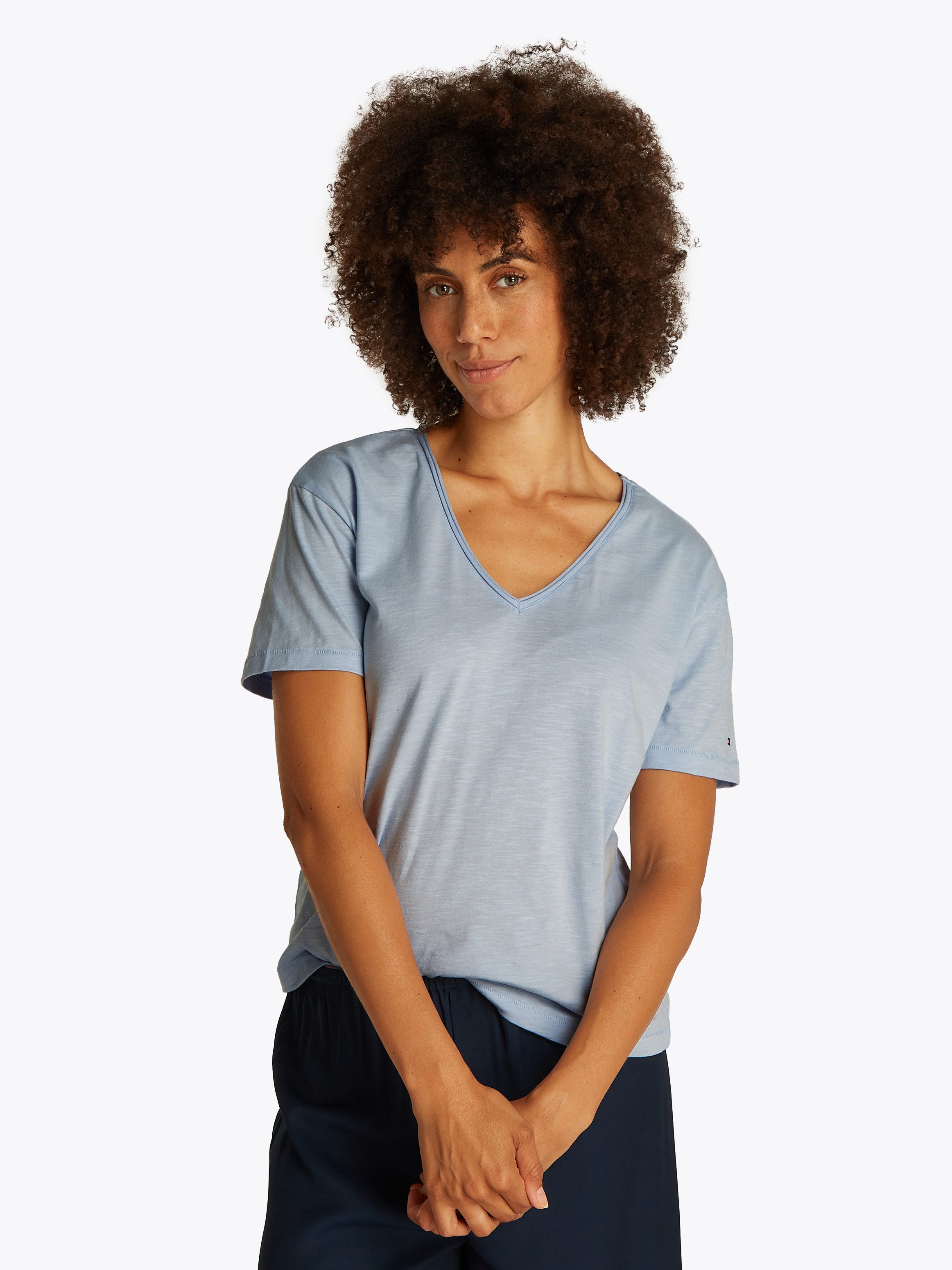 Tommy Hilfiger T-Shirt SLUB CROP V-NK SS mit offener Kante, mit Logosticker günstig online kaufen