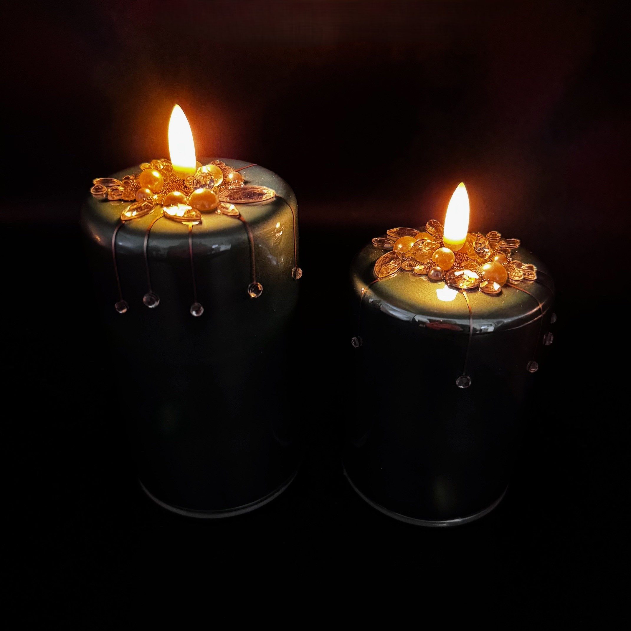 Online-Fuchs LED-Kerze 2er Set LED Kerzen aus Glas gefertigt mit 6-Stunden Timer (Weiß, Anthrazit oder Türkis, realistische Kerzenflamme), mit verschiedenen Perlen und Glasblumen bestückt