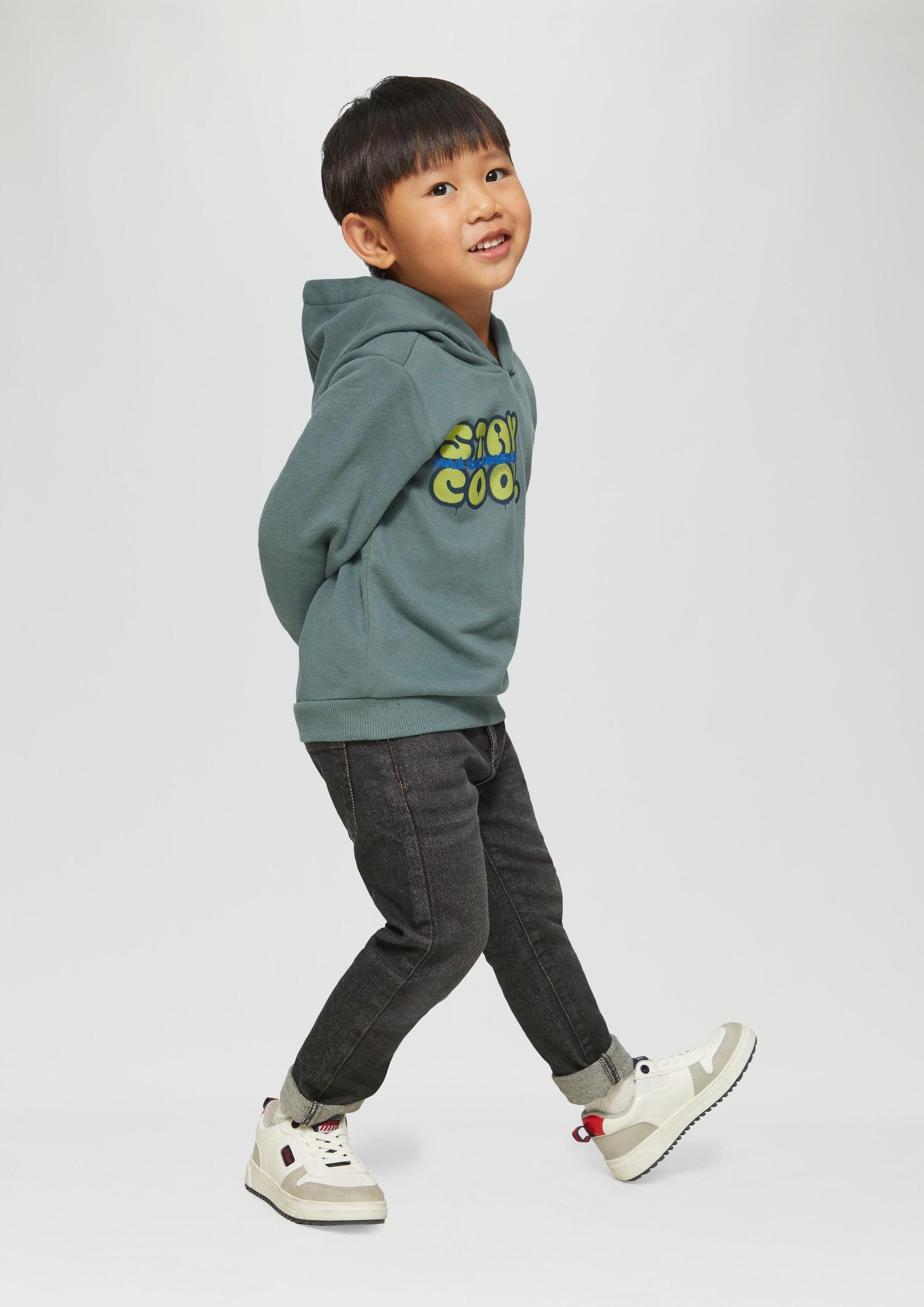 s.Oliver Sweatshirt Sweatshirt Wärmendes Kapuzen-Sweatshirt mit Frontprint – Bild 3 von 3