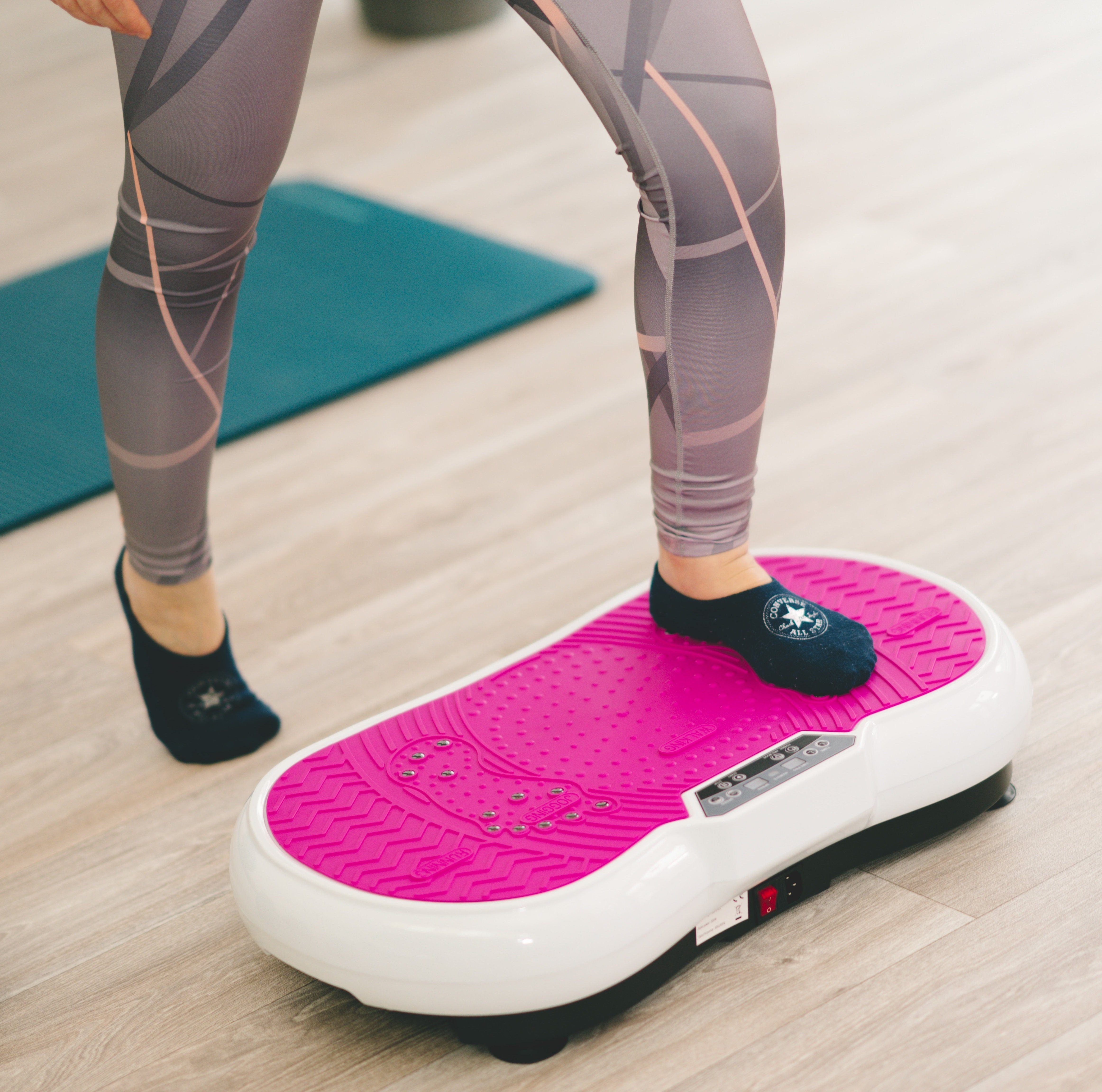 Coradoma Vibrationsplatte Vibrationsboard Fitness zum Abnehmen Rüttelplatte Vibrationsgerät, 300,00 W, (mit Trainingsbänder), Oszillation mit Power Dehnbändern und Bluetooth