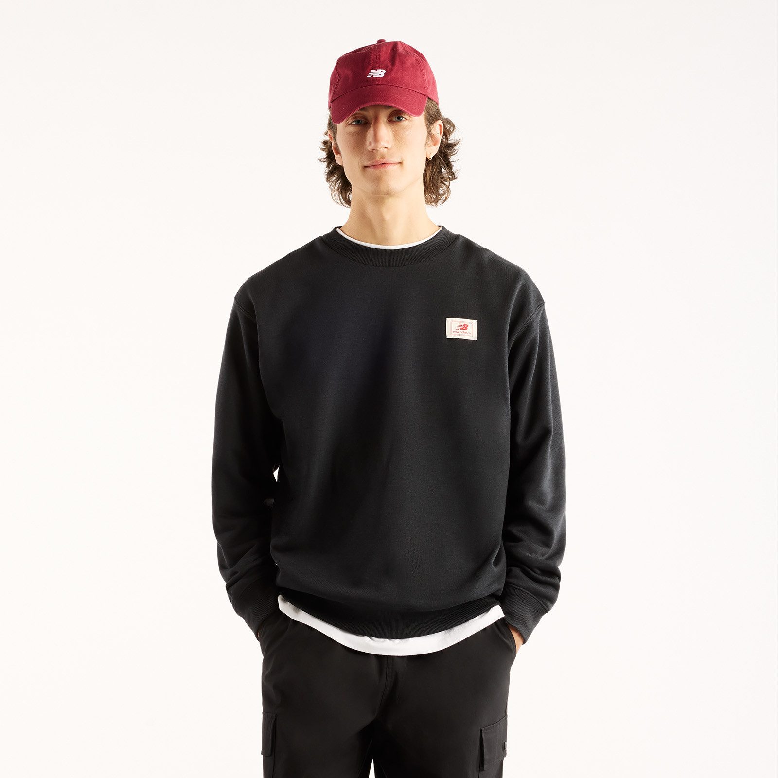 New Balance Sweatshirt WOVEN LABEL CREW klassischer Schnitt, mit Grafik-Print auf dem Rücken