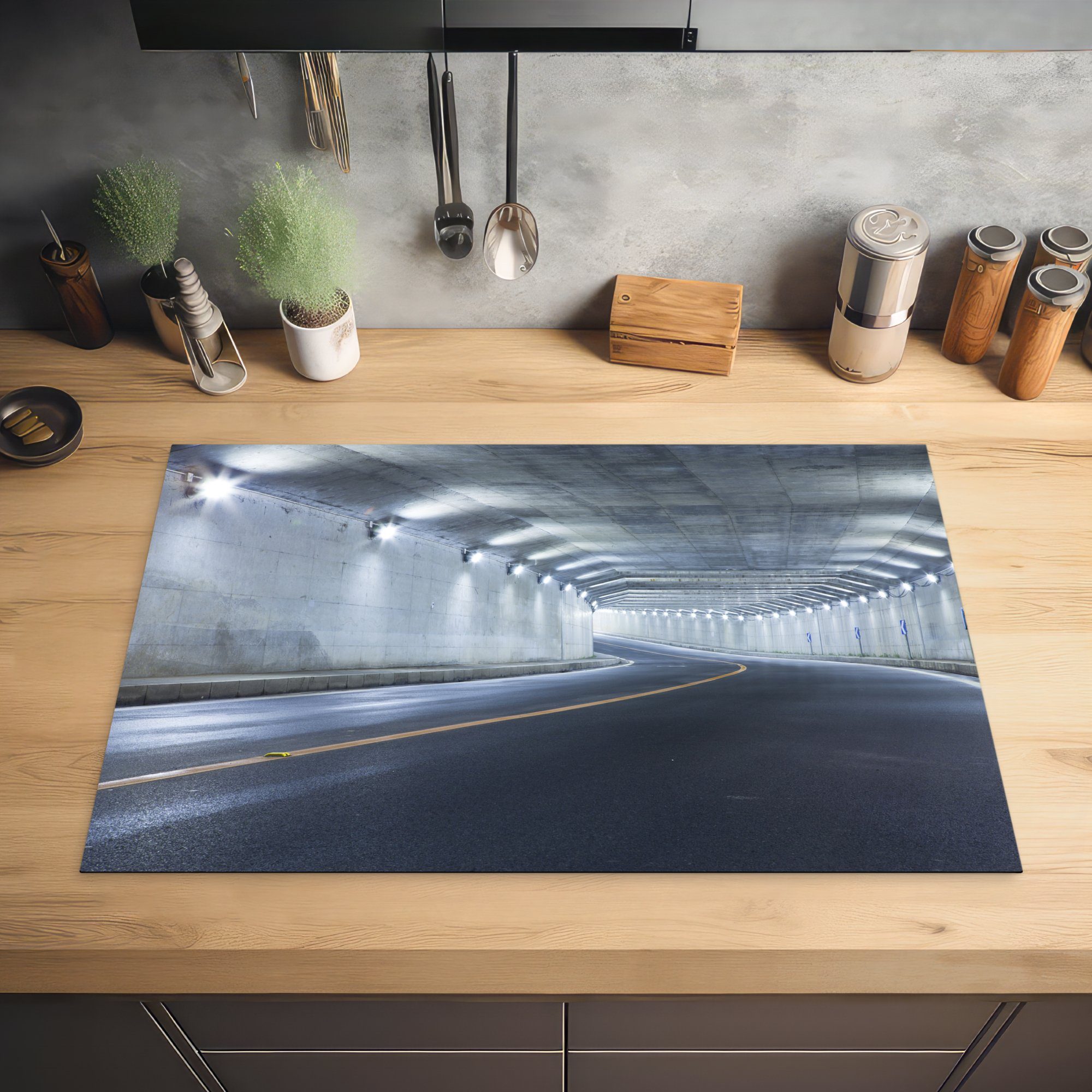 MuchoWow Herdblende-/Abdeckplatte Moderne Autobahn für die Ceranfeldabdeckung einem cm, mit Tunnel, Vinyl, Schutz küche, Induktionskochfeld 81x52 tlg), (1