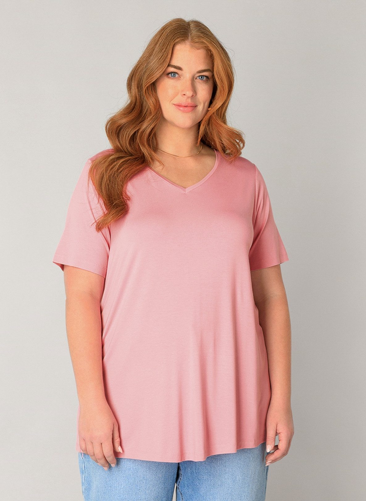 Base Level Curvy T-Shirt Alba mit V-Ausschnitt