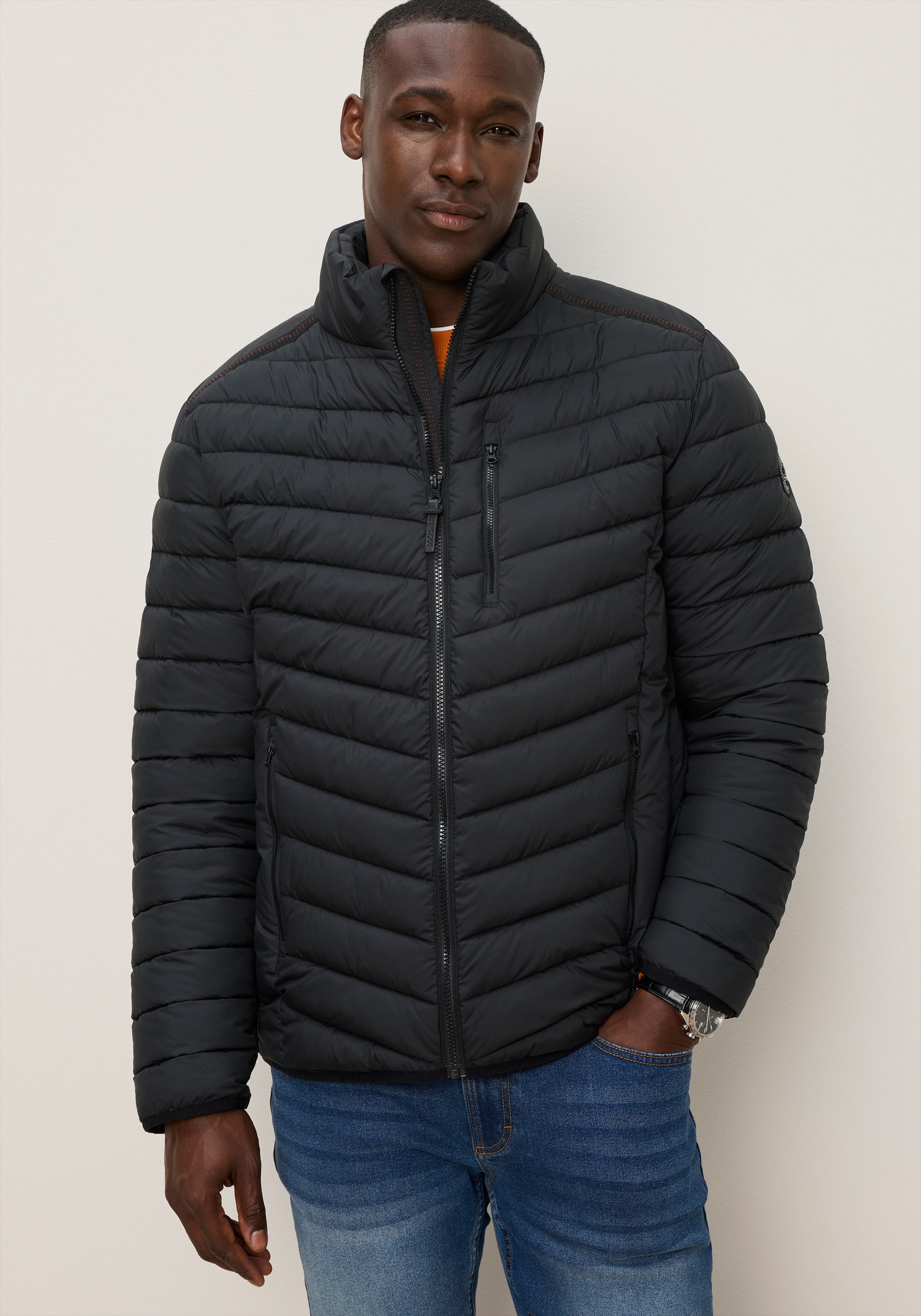 KangaROOS Steppjacke figurumspielende Passform, hüftlange Schnittform, mit Reißverschluss. € 89,99, (€ 89,99 pro 1 Stk).