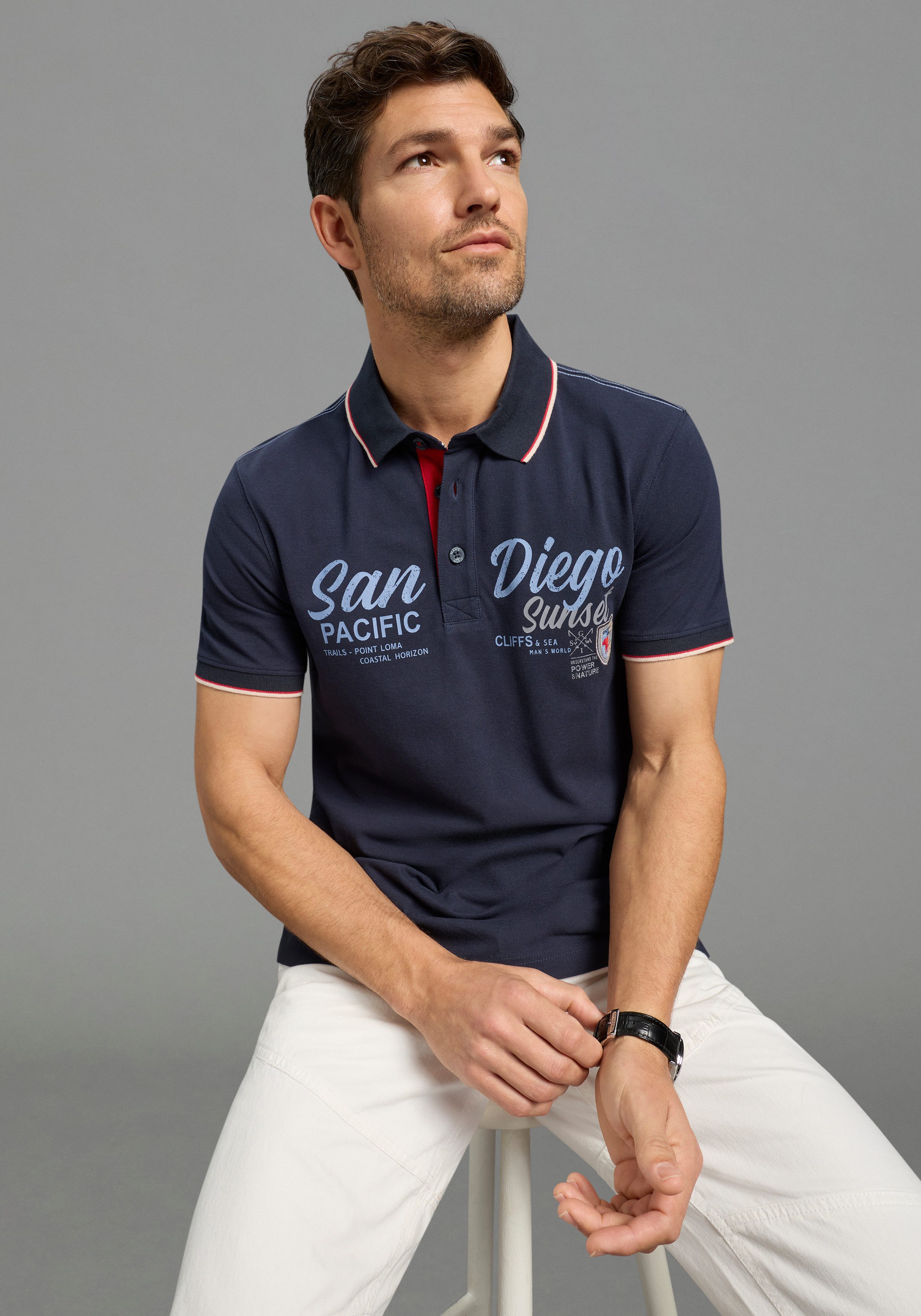 Man's World Poloshirt Neue Kollektion! normale Passform, Kurzarm, mit Print und Badge, aus Piqué-Material. € 19,99, (€ 19,99 pro 1 Stk).