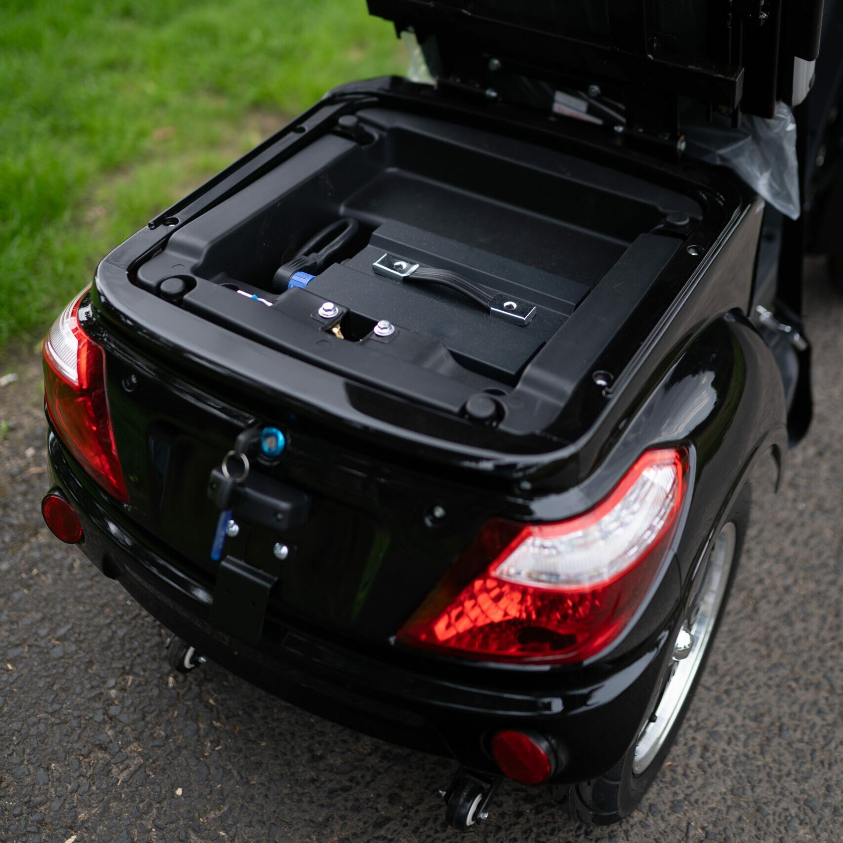 Urban Hopper Vigorous Vista 4-wheel electric scooter for seniors, 1000 W, 25 km/h, 1 kW, 60 km range, removable lithium-ion battery, COC