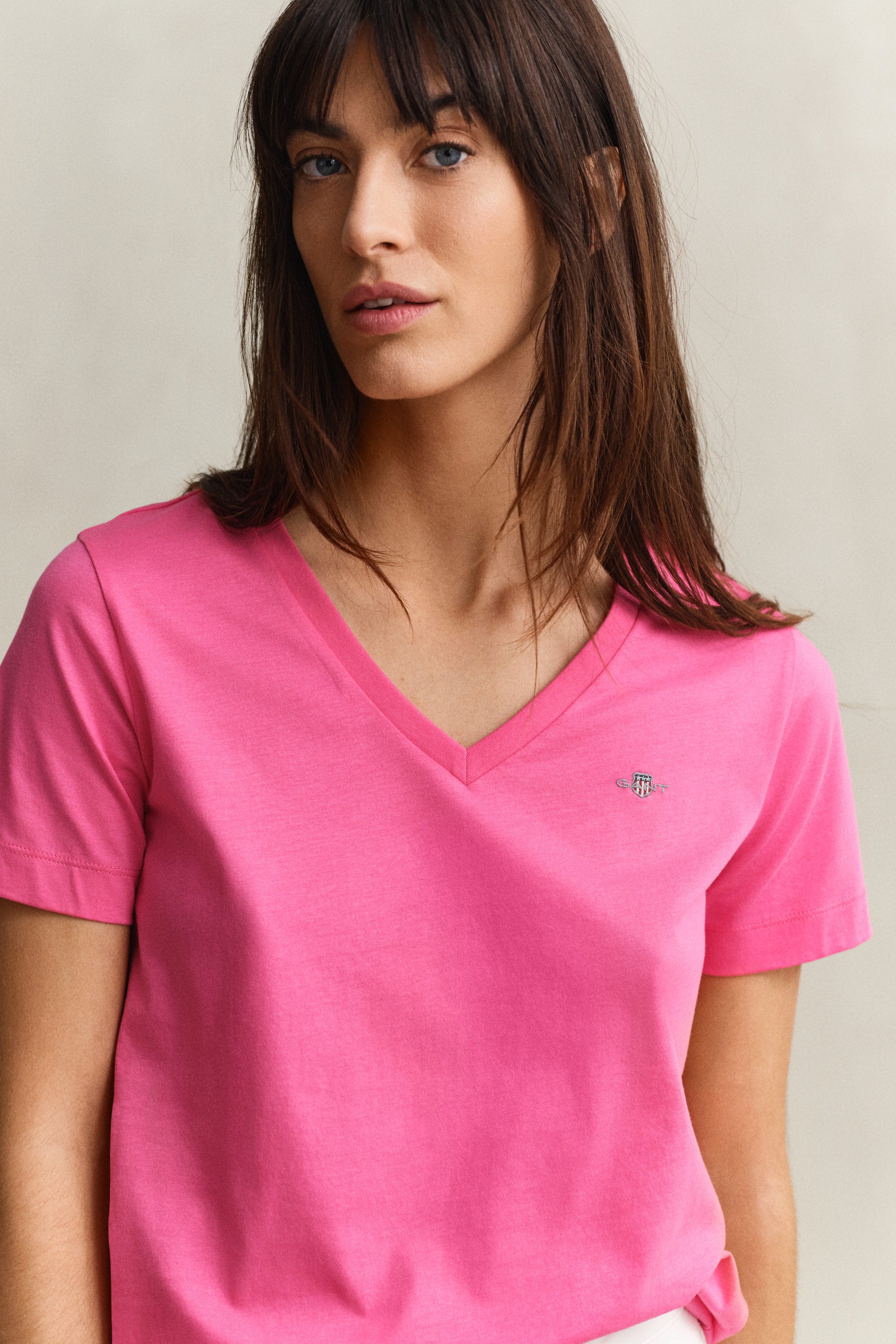 Gant T-Shirt REG SHIELD KA V-NECK T-SHIRT mit einer kleinen Logostickerei a günstig online kaufen