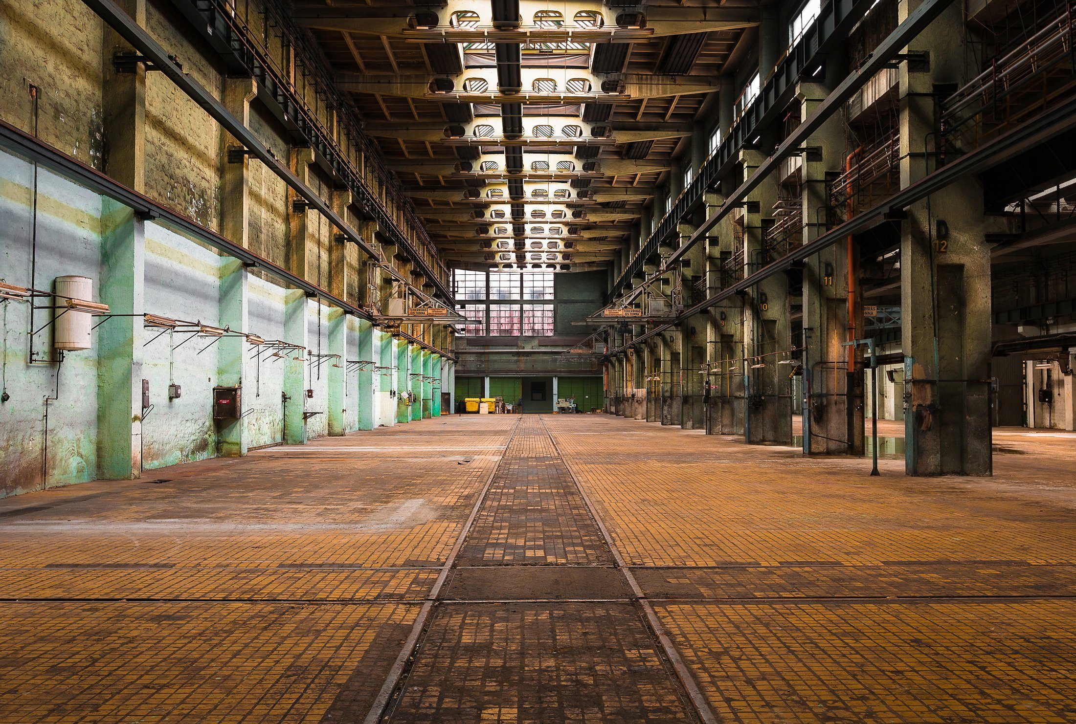 Papermoon Fototapete ARCHITEKTUR-LOST SPACE FABRIK