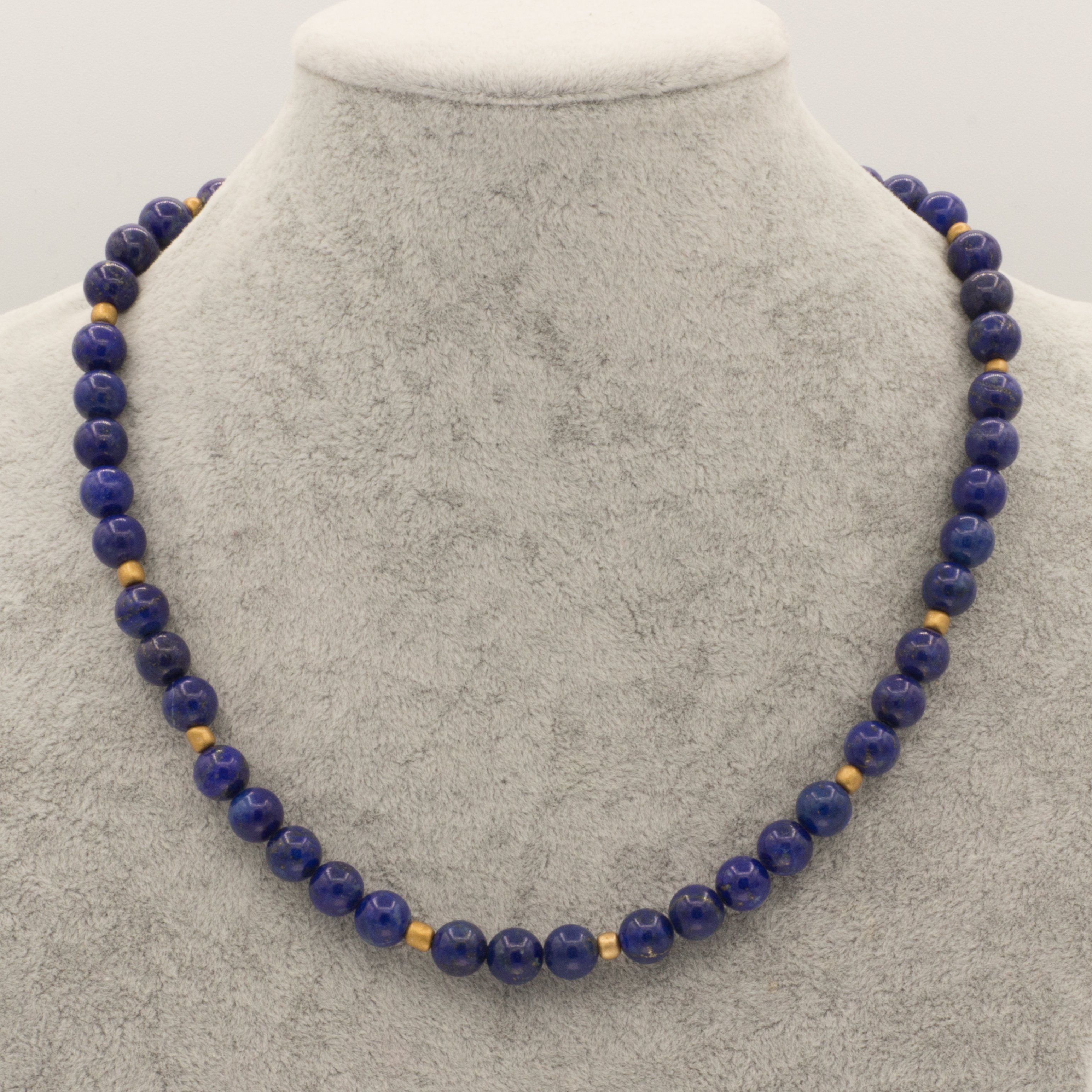 Bella Carina Perlenkette Kette mit Lapislazuli und goldfarbenen Glasperlen, mit besonders hochwertigem Lapislazuli