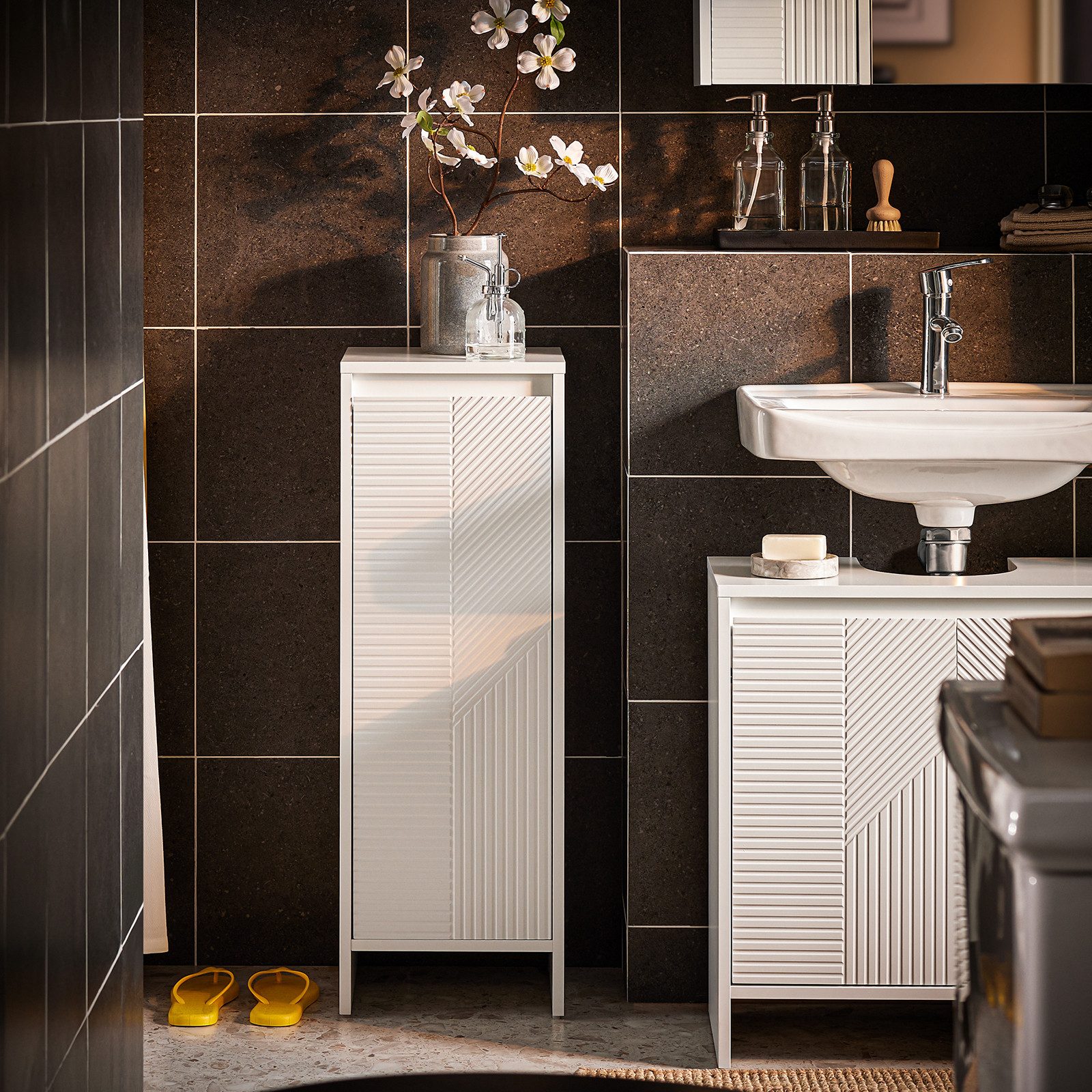 SoBuy Wäscheschrank BZR154, Badschrank Badezimmerschrank schmal, Badkommode mit ausklappbarem Wäschesack Wäschesammler Wäschekorb – Bild 2 von 5