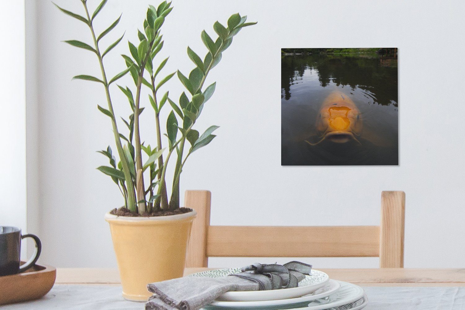 OneMillionCanvasses® Leinwandbild Ein im für Wohnzimmer Wasser, Leinwand Schlafzimmer (1 riesiger Koi-Karpfen St), Bilder