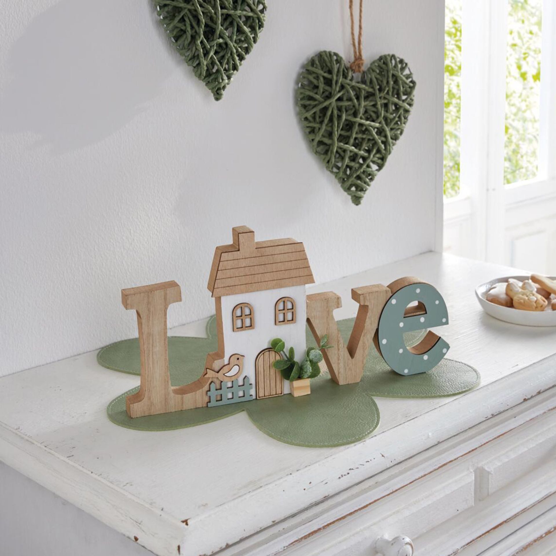 Home-trends24.de Deko-Schriftzug Love mit Haus Deko Schriftzug Objekt Figur Fensterdeko 30 cm (1 St)