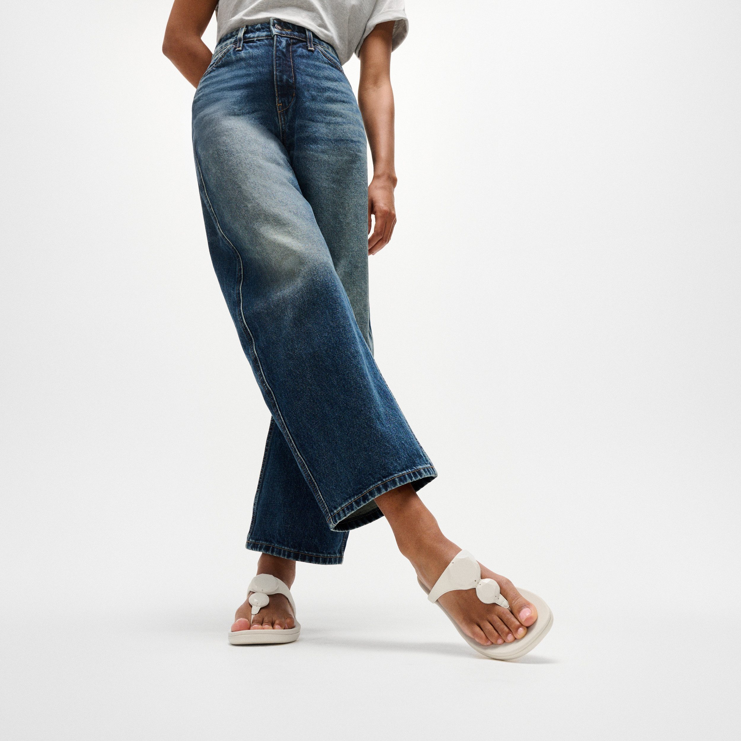 Fitflop SOLAY GLOSSY-DISC TOE-POST SANDALS Zehentrenner Dianette, Sommerschuh mit Metallic Detail – Bild 5 von 5