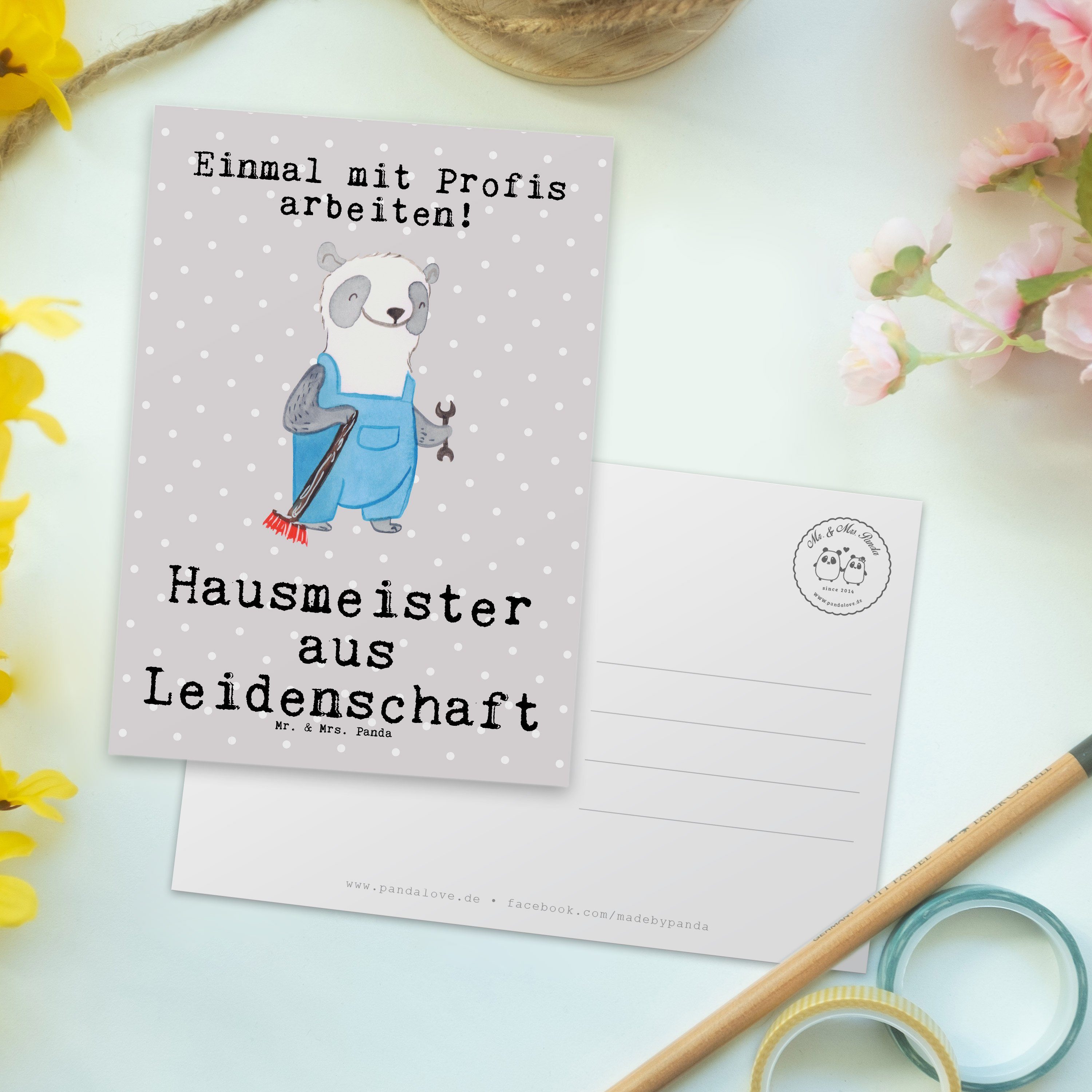 Rente, Geschenk, Pastell - Mr. & Hausmeister Panda Leidenschaft Postkarte - Arbeit Grau aus Mrs.