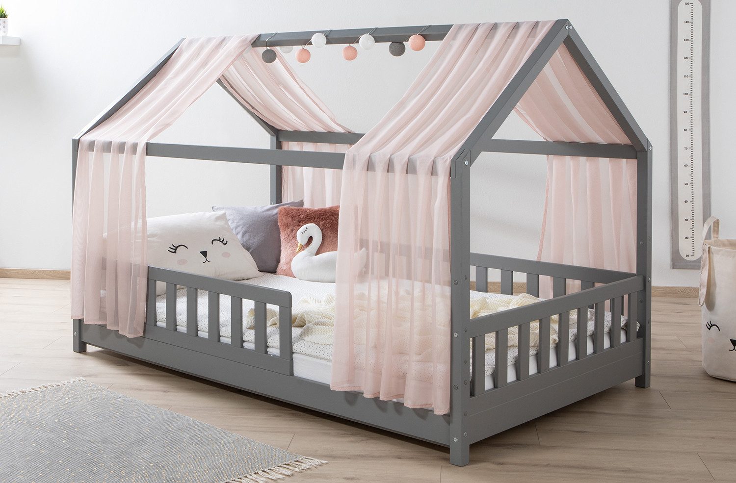 Ticaa Hausbett Kim mit Rausfallschutz aus Kiefer, Kinderbett 140x200, inkl. günstig online kaufen