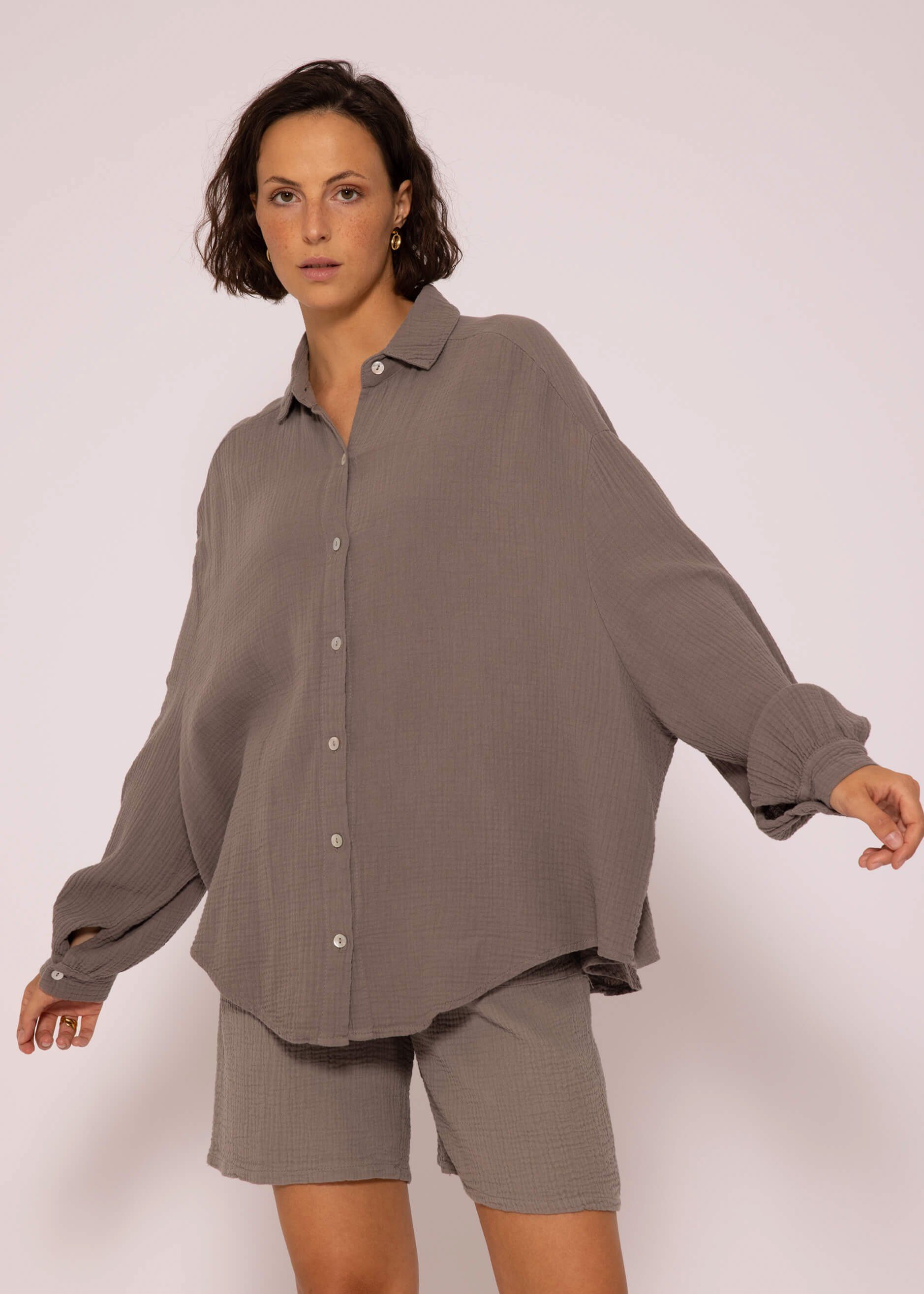 SASSYCLASSY Longbluse Oversize Musselin Bluse Damen Langarm Hemdbluse lang aus Baumwolle mit V-Ausschnitt, One Size (Gr. 36-48) Taupe