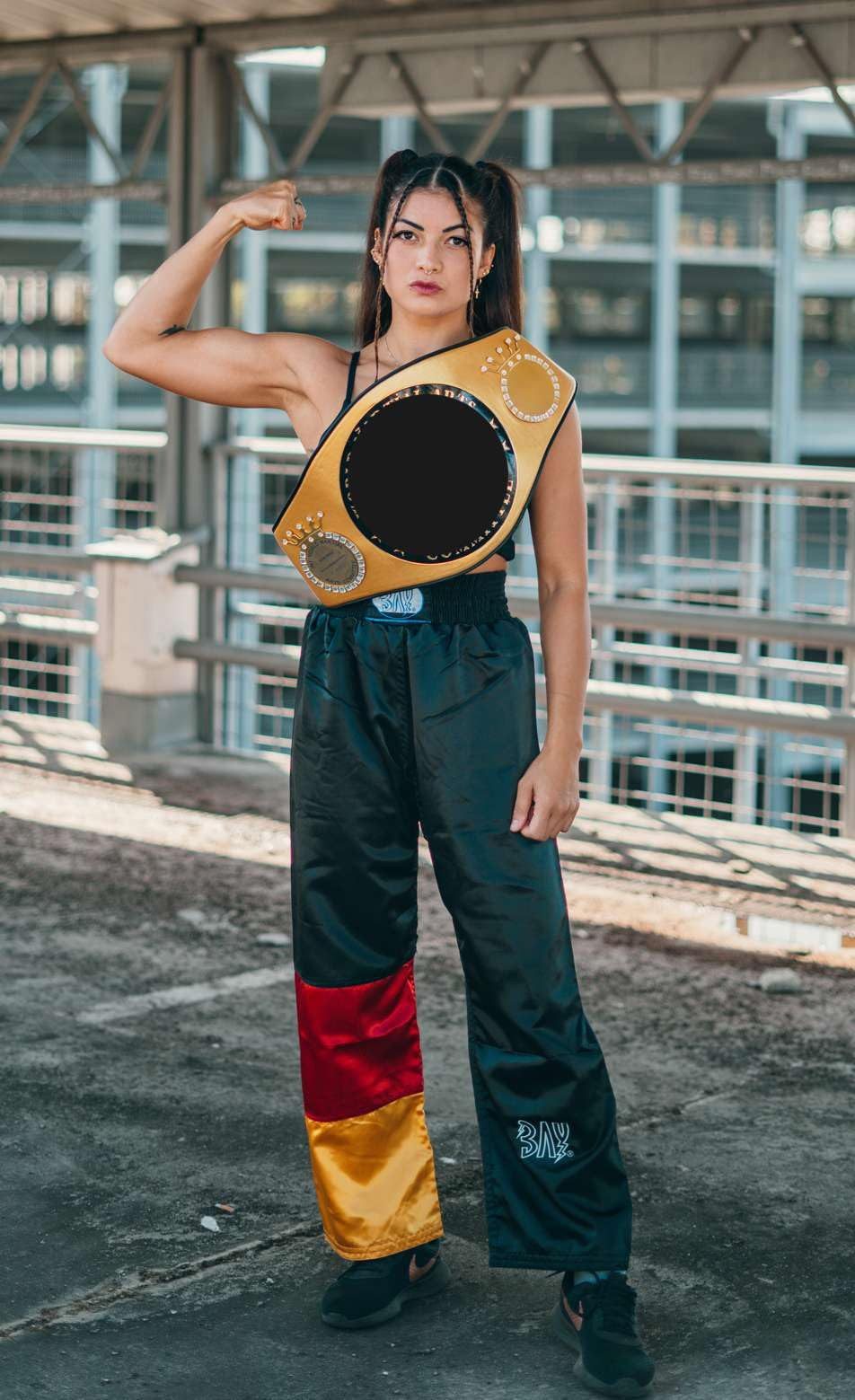 BAY-Sports Sporthose Kickboxhose GERMANY BRD Hose lang Kickboxen Kampfsport lange, leichte, locker sitzende Trainingshose, Schwarz/Rot/Gold