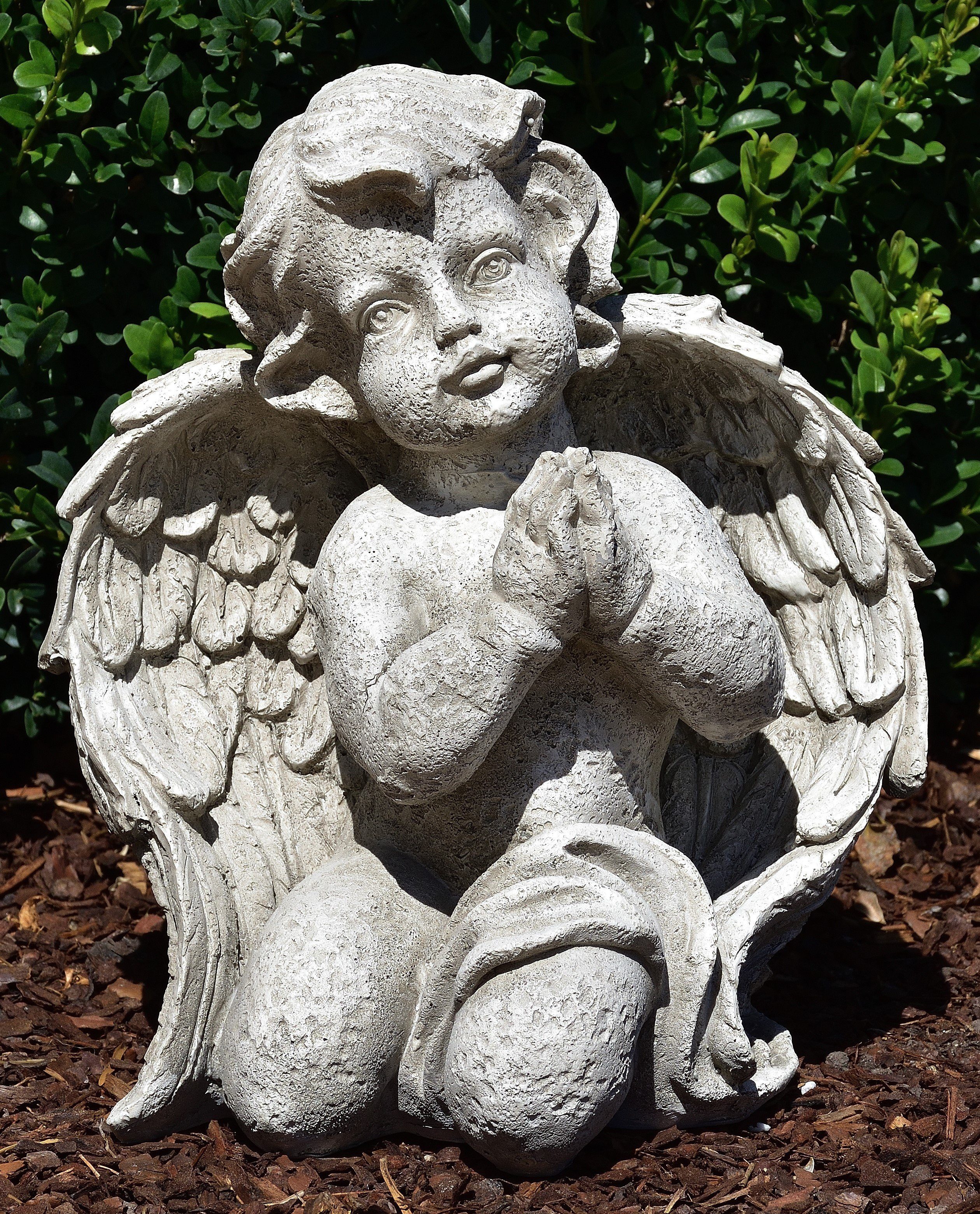 MystiCalls Engelfigur Grabengel beige Dekofigur betend - Dekoration Engel Allerheiligen Gartenfigur Garten