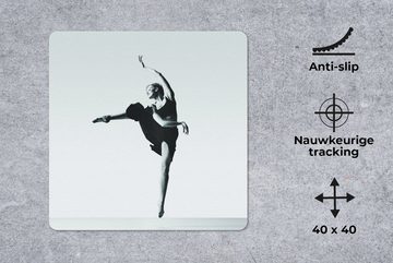 MuchoWow Gaming Mauspad Ballerina auf Zehenspitzen in Schwarz und Weiß (1-St), Mousepad mit Rutschfester Unterseite, Gaming, 40x40 cm, XXL, Großes