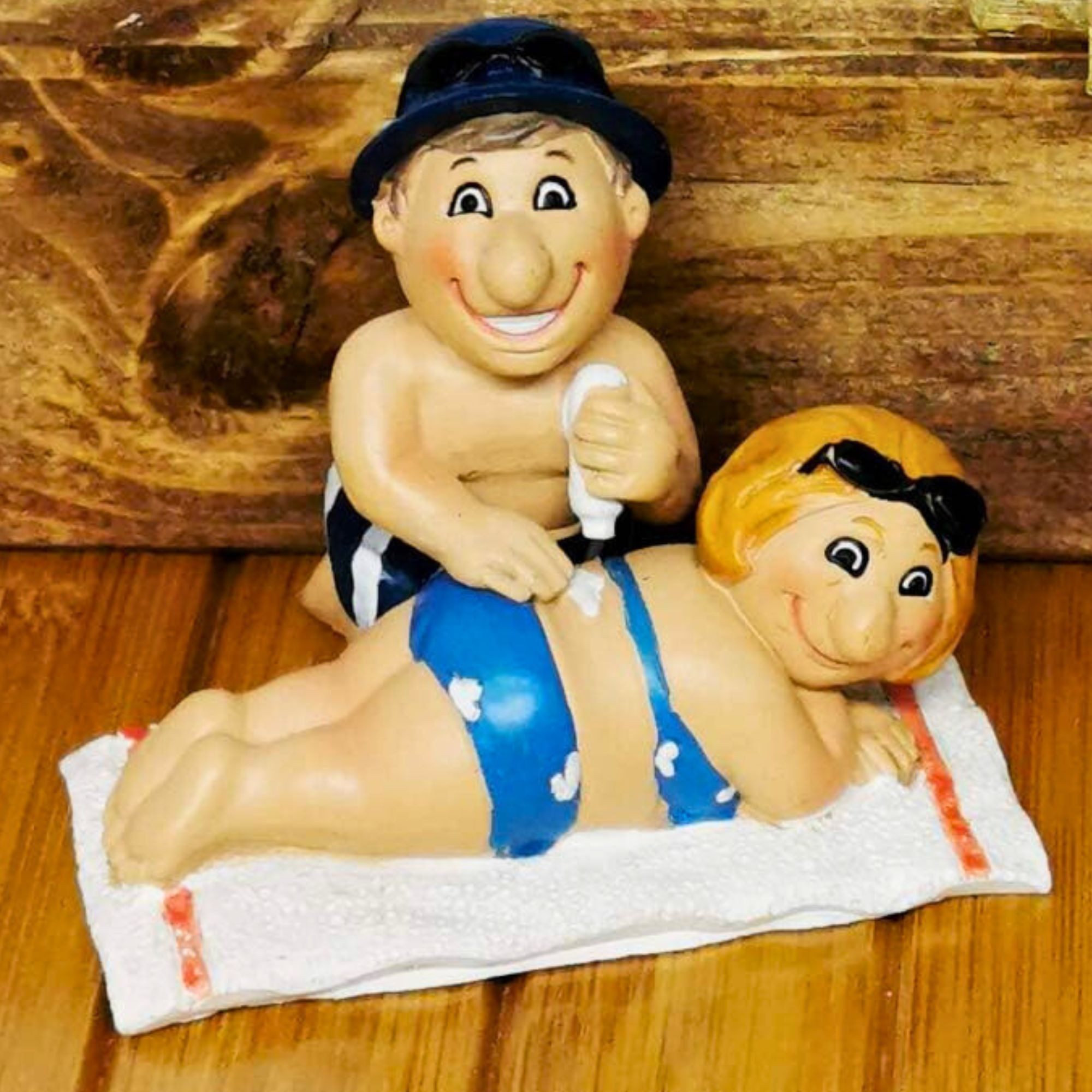 Andrea Geschenkewelt Dekofigur Urlauber Paar beim eincremen – maritime Deko günstig online kaufen