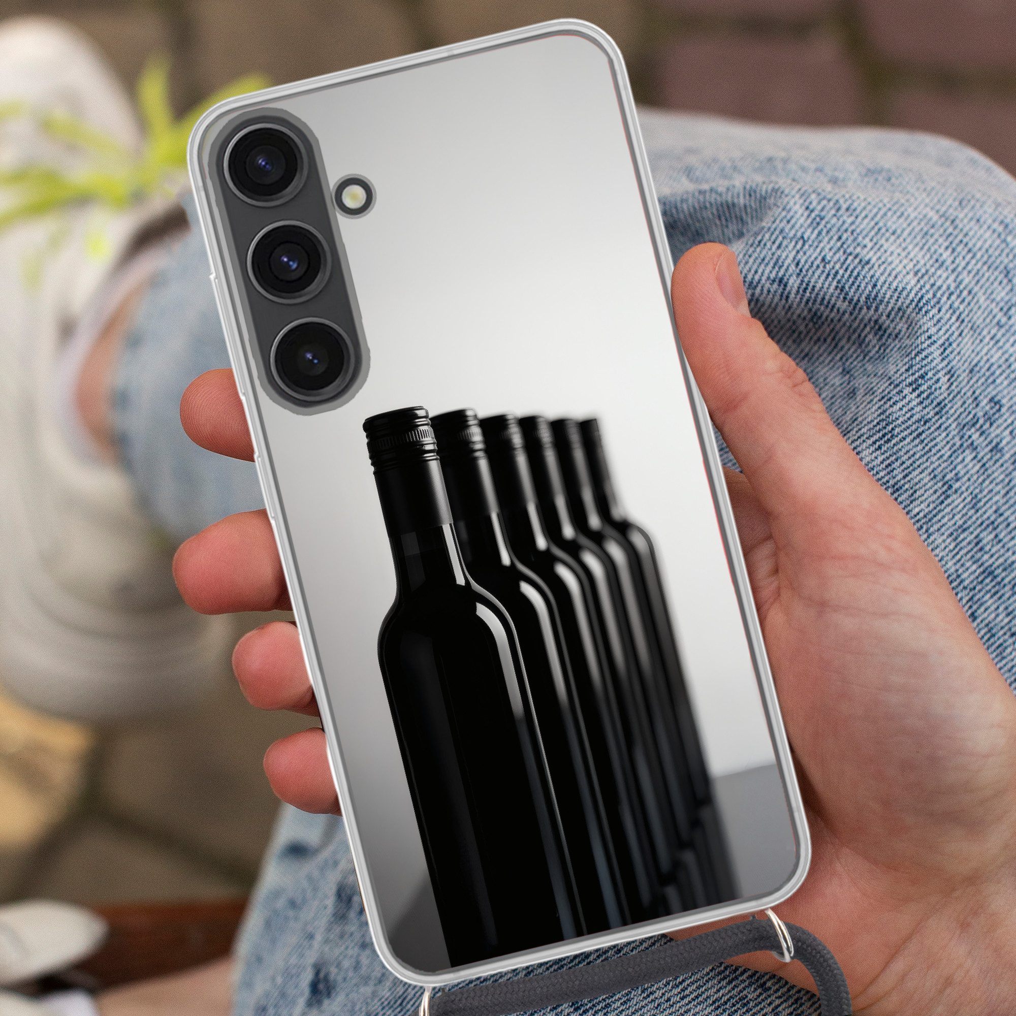 MuchoWow Handyhülle für Samsung Galaxy S24 Weinflaschen - Schwarz - Minimalistisch, Tragbare Handyhüllen mit Kette zum umhängen, Handykette Handyband