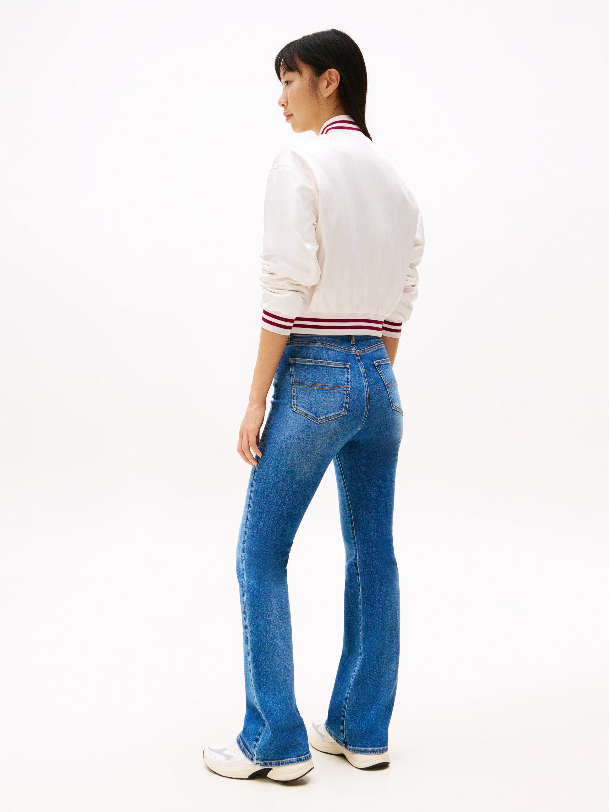 Tommy Jeans Bootcut-Jeans SYLVIA HGH FLR Weite Beinform und Logo Stickerei auf der Gesäßtasche