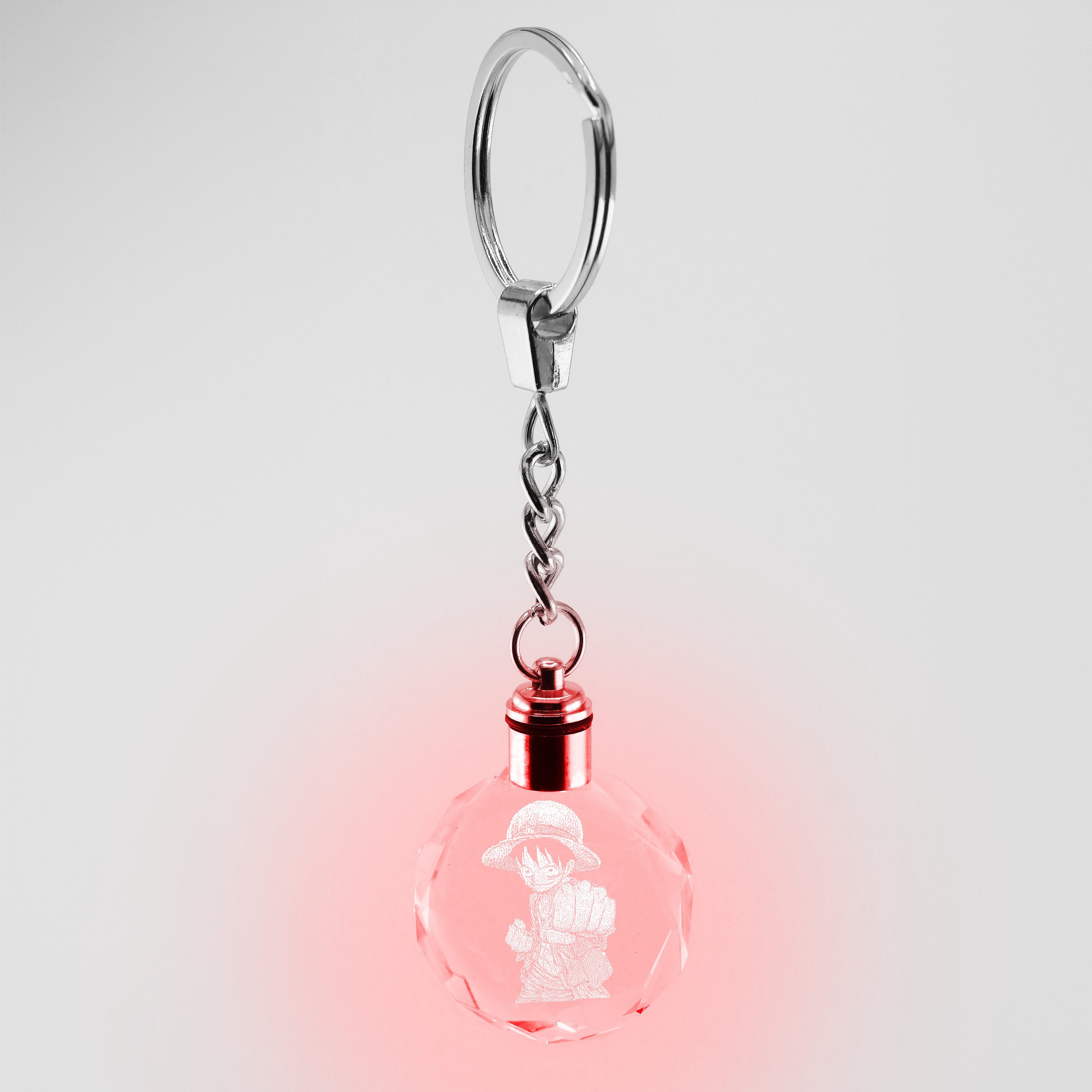 Stelby Schlüsselanhänger mit Gravur OnePiece Schlüsselanhänger Ruffy Multicolor LED mit Geschenkbox (Perfekt für Geburtstage und Weihnachten, 1-tlg., Robustes G – Bild 4 von 5