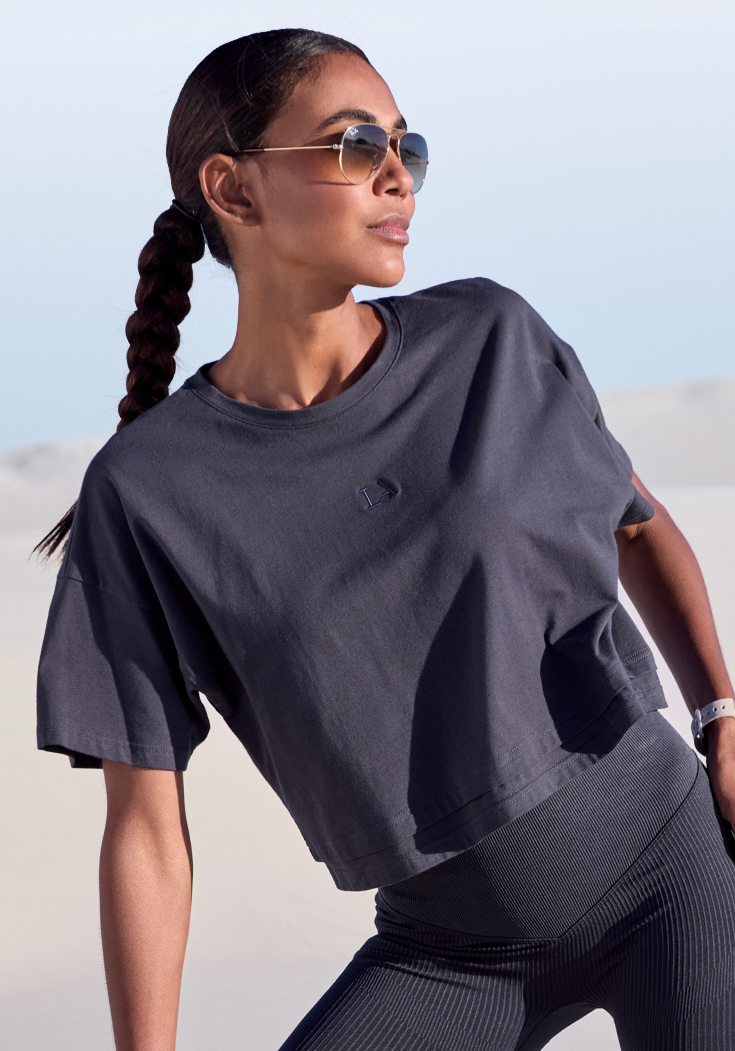 LASCANA Kurzarmshirt T-Shirt, weite Form mit Lagen-Look. Reduzierter Preis € 19,99. Unverbindliche Preisempfehlung € 24,99