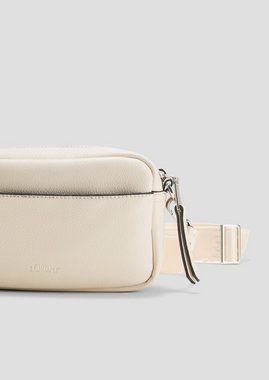 s.Oliver Tragetasche Cross-Body-Bag aus Lederimitat, Logo