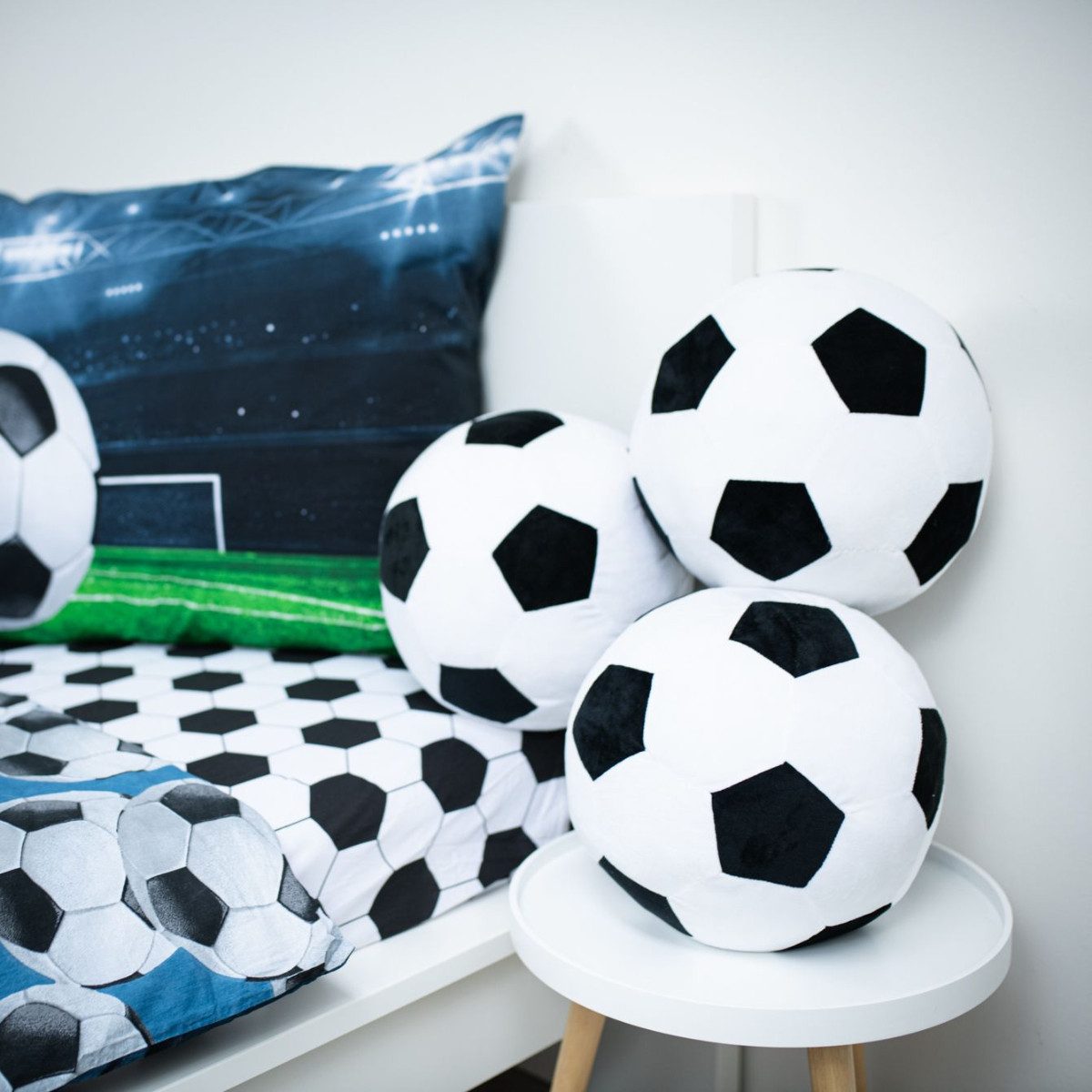 Jerry Fabrics Dekokissen Football 3D Kuschelkissen Fußballkissen 41 cm dekoratives Formkissen