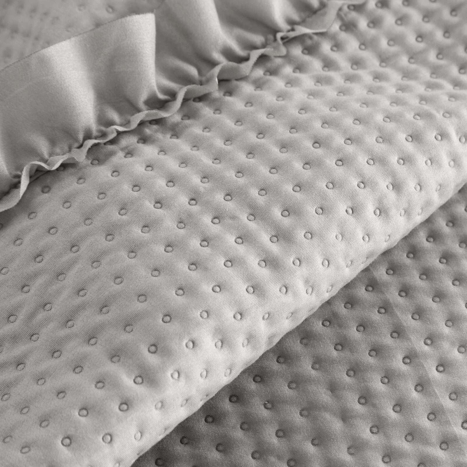 Design91 Tagesdecke BELLA RÜSCHE, Bettüberwurf mit Rüschen, elegante Tagesdecke, weiche Struktur