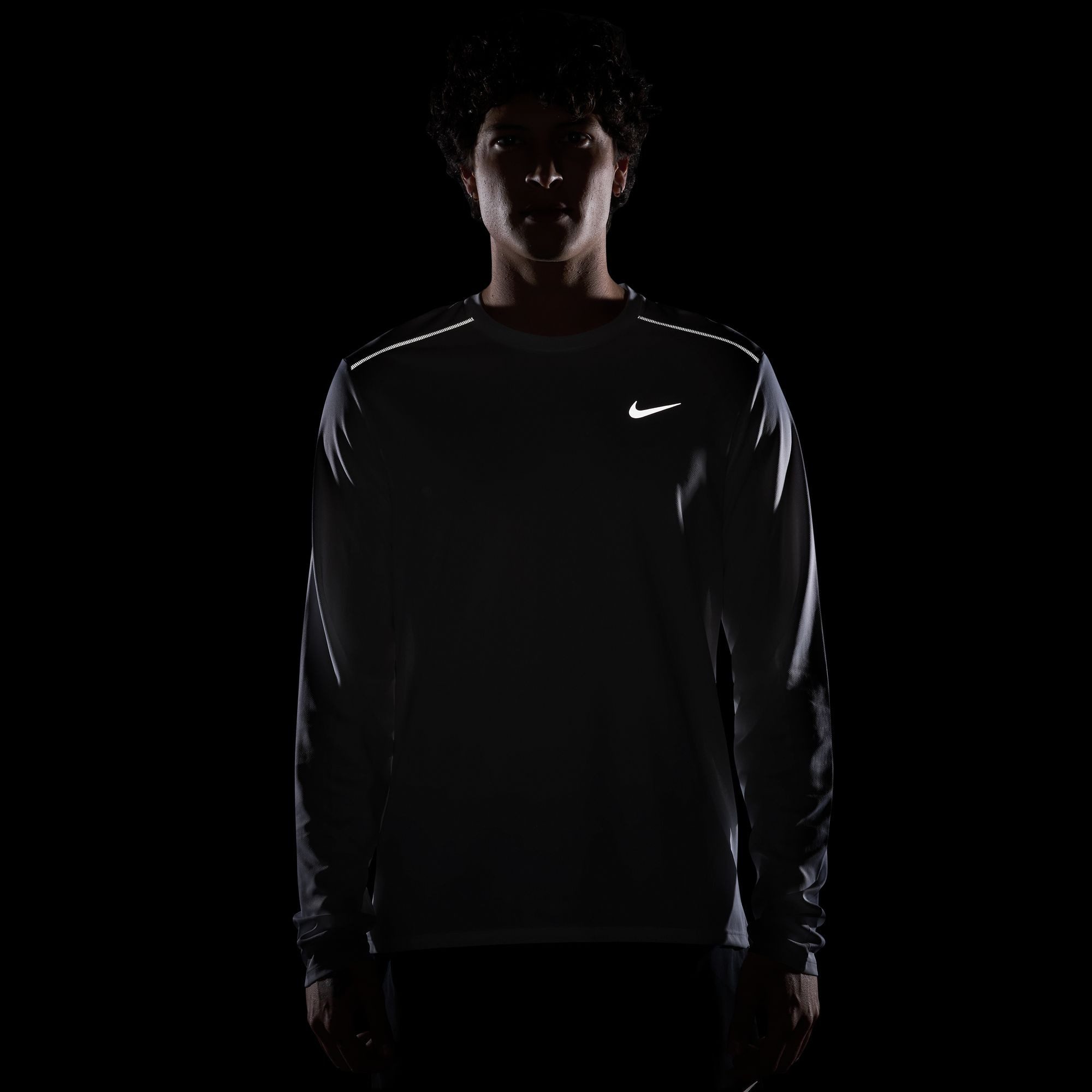 Nike Laufshirt M NK DF UV MILER LS TOP mit Rundhalsausschnitt, Kurzarm, schnell trocknend, atmungsaktiv