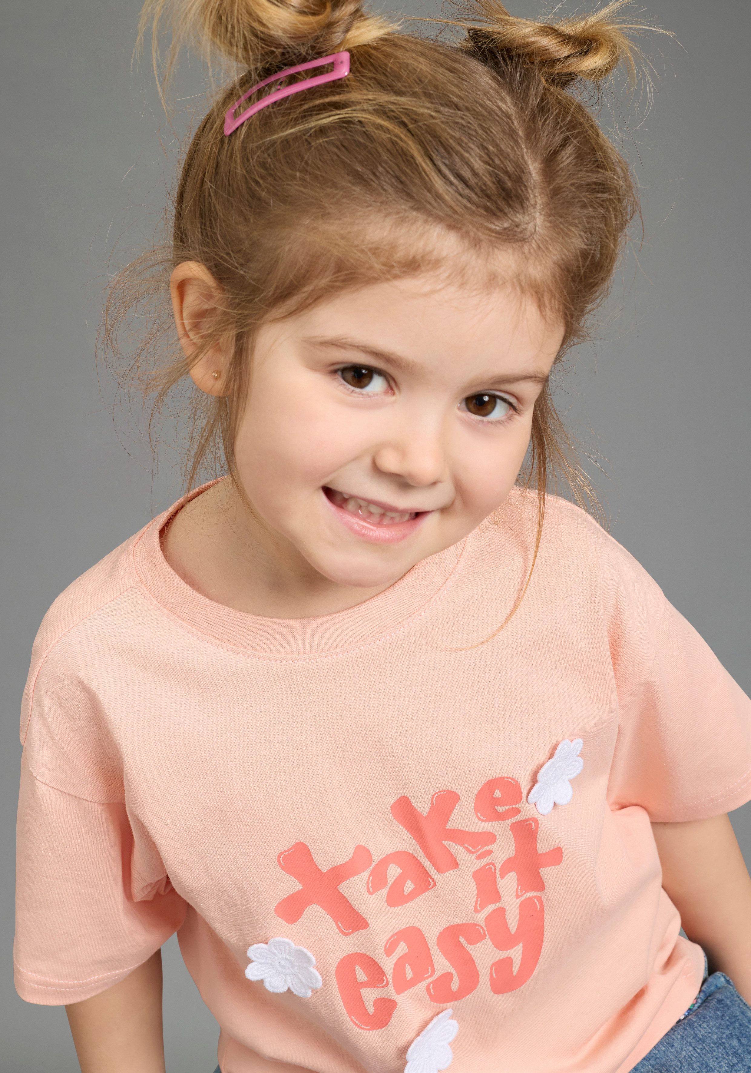 KIDSWORLD T-Shirt mit süßen Druck und Häckelblumen lässige Passform, Kurzarm, geblümt, mit Häkelapplikation