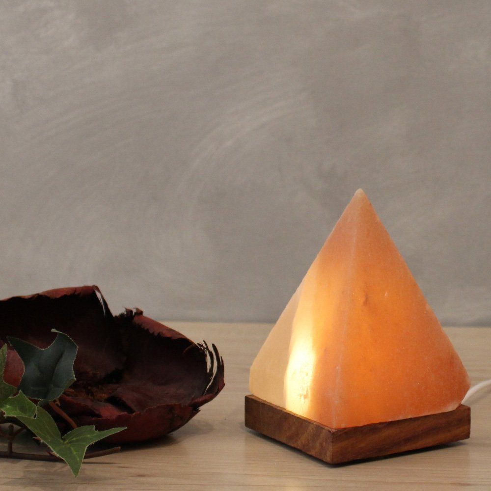 HIMALAYA SALT DREAMS USB-Pyramide, LED jeder Unikat, Salzkristall-Tischlampe cm ca.11 Salzkristall Warmweiß, - wechselbar, Stein aus H: ein Handgefertigt