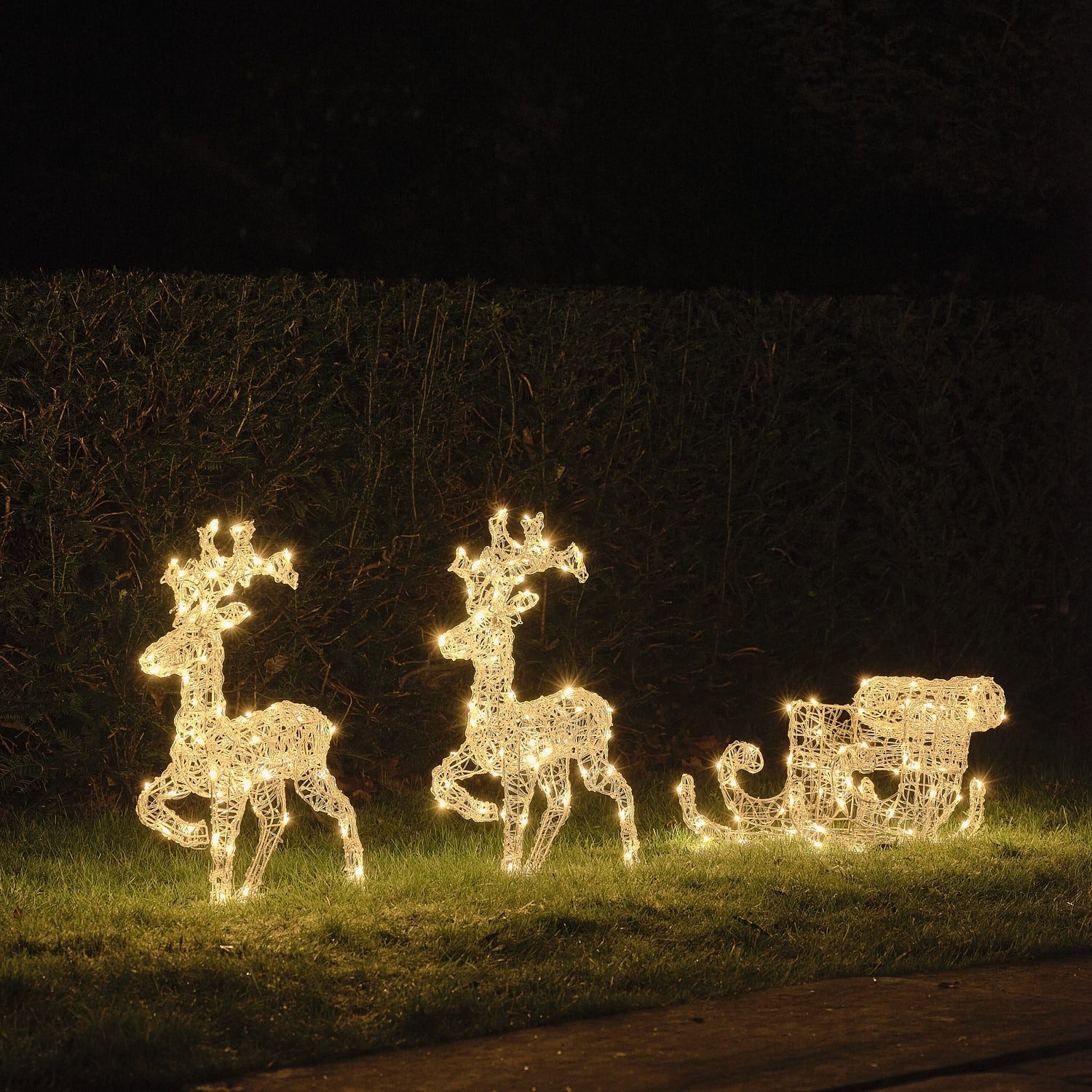 Lights4fun LED-Dekofigur Warmweiße Staithes LED-Rentiere mit Schlitten für den Außenbereich